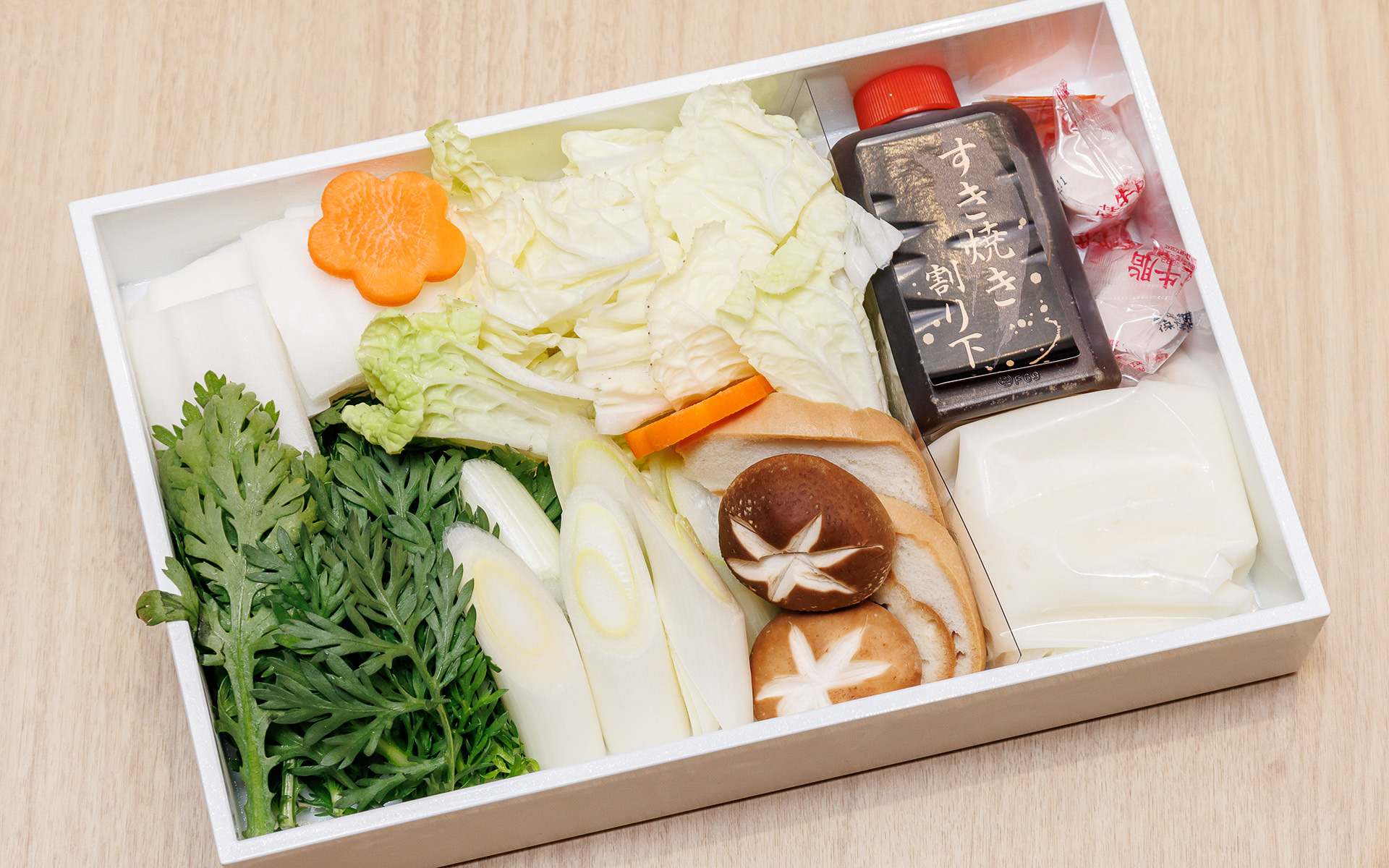 野菜類や割り下、牛脂など。右下の白いのは大和芋とろろ