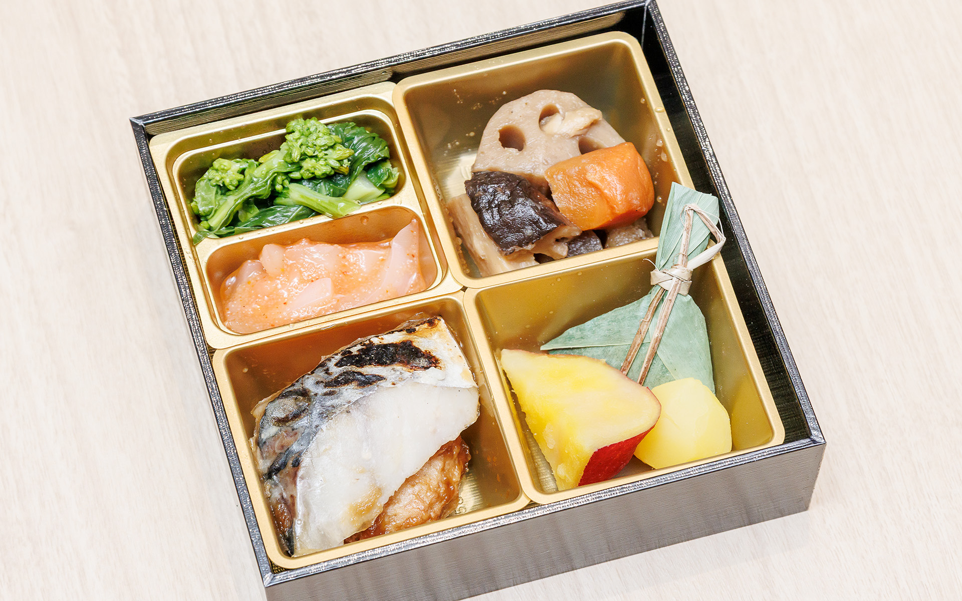 おばんざいは鰆西京焼きや筑前煮、菜の花おひたしなど