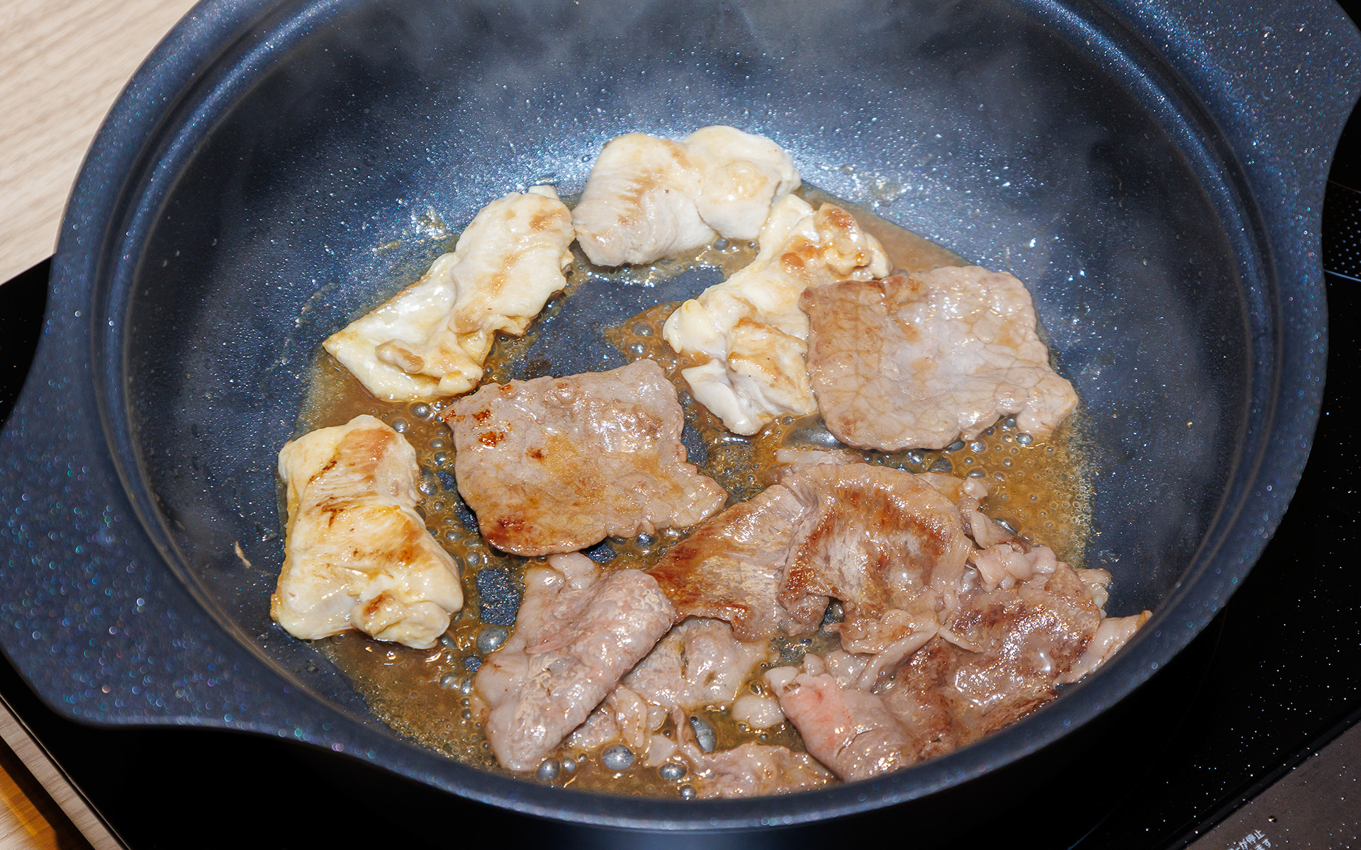 まずはお肉だけ。撮影している間に火が通り過ぎてしまった……