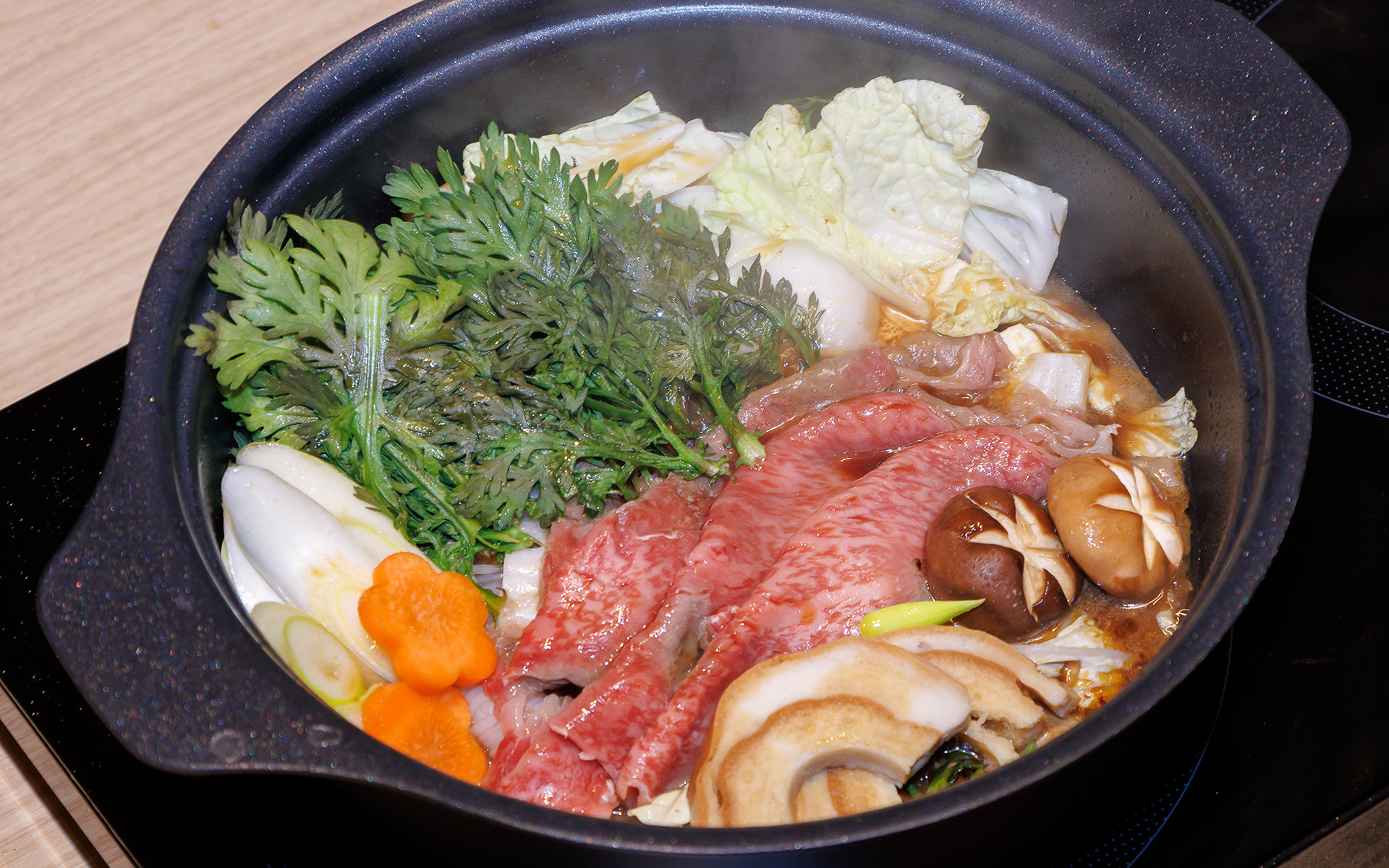 野菜や焼豆腐、しらたきなどを加えてすき焼きに