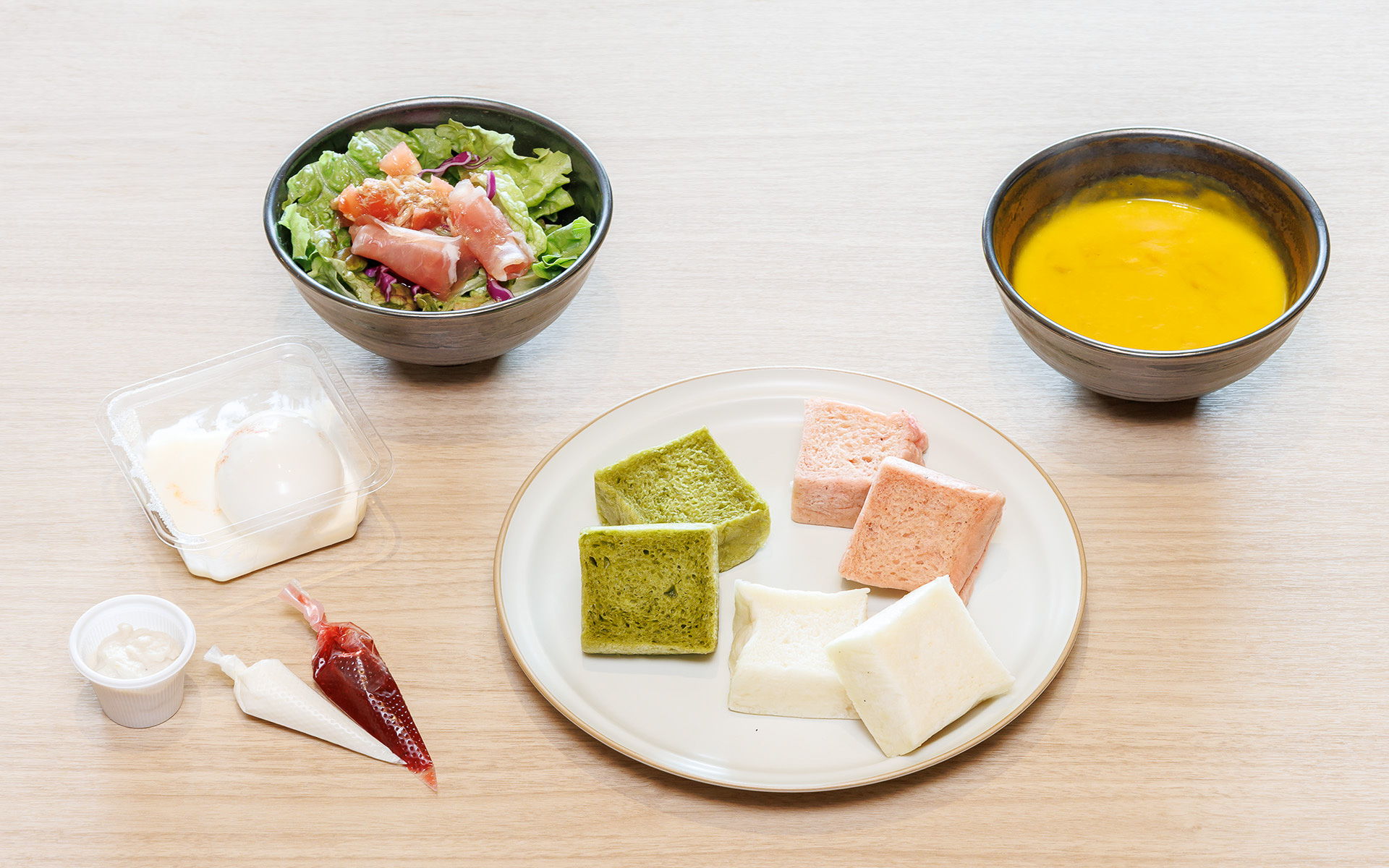 パンをレンジアップしつつポタージュを湯煎。カンタンにゴージャスな朝食を楽しむことができた