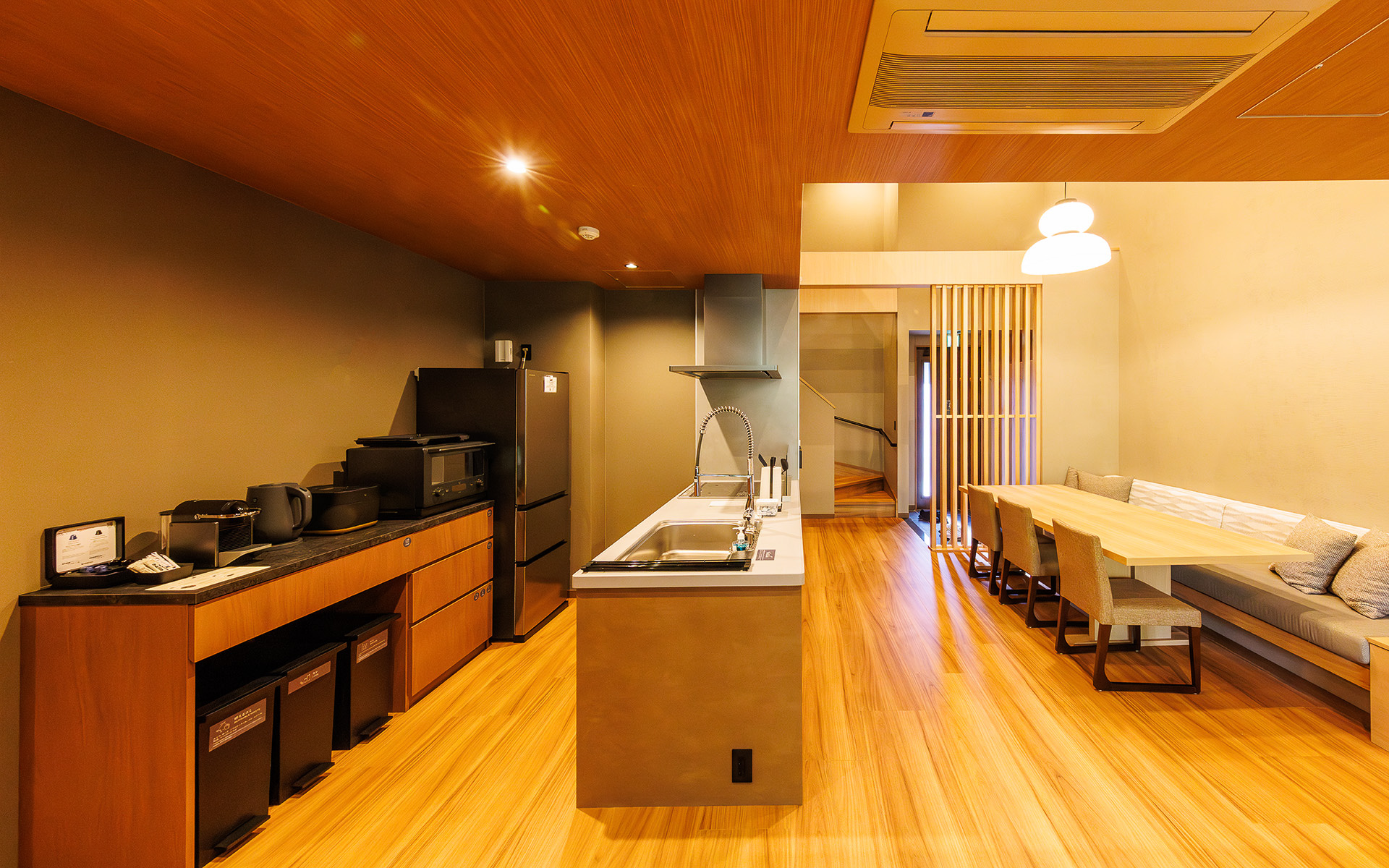 テラス側から玄関側の眺め。キッチンの左側に寝室がある