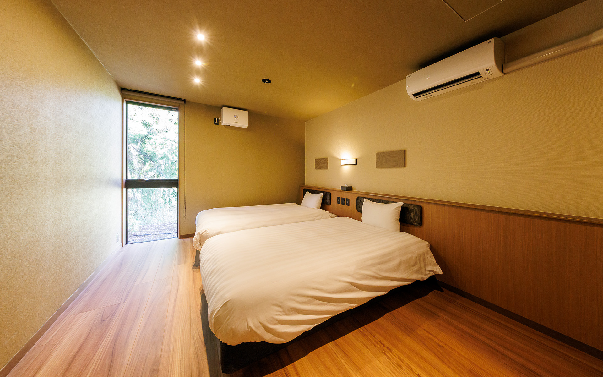 1階の寝室はセミダブルサイズのベッドが2台