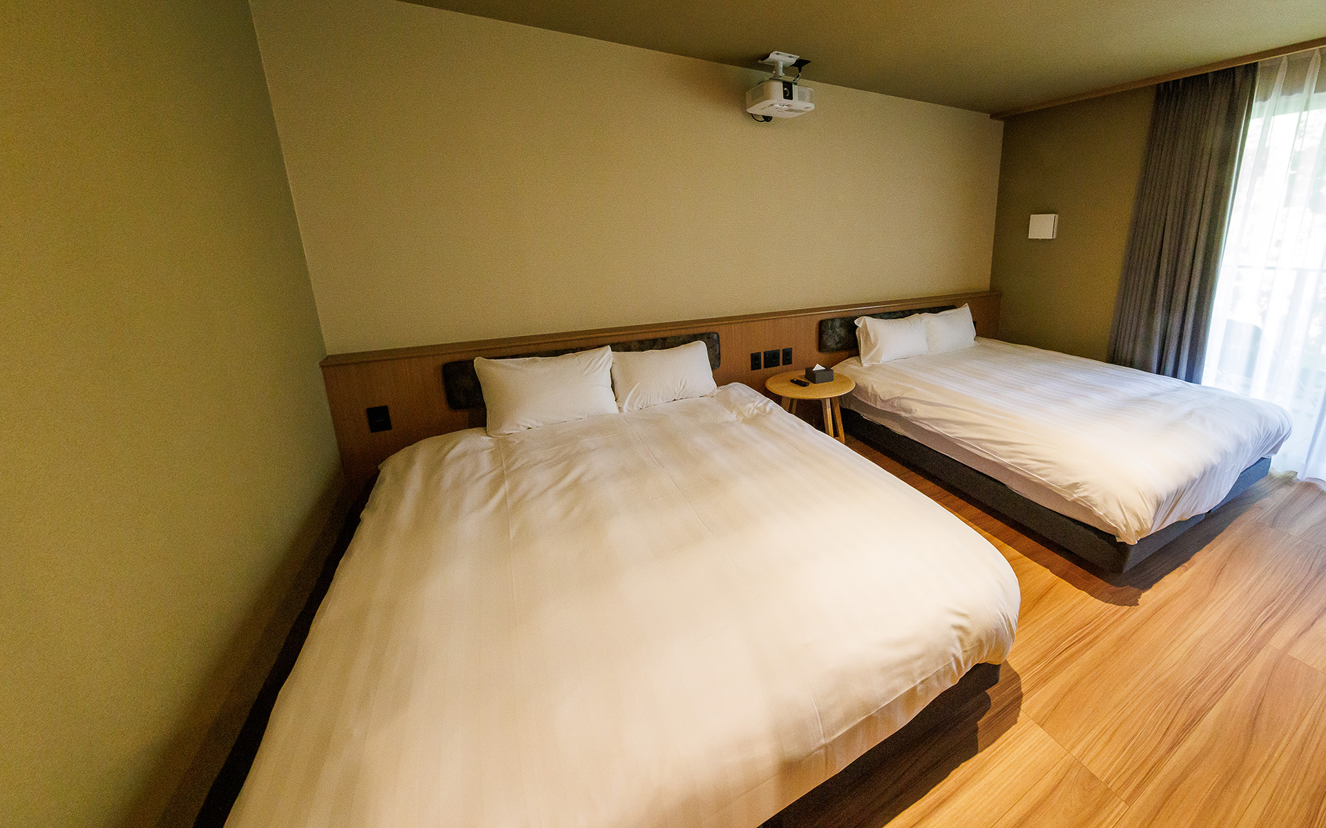 2階の寝室はクイーンサイズのベッドが2台