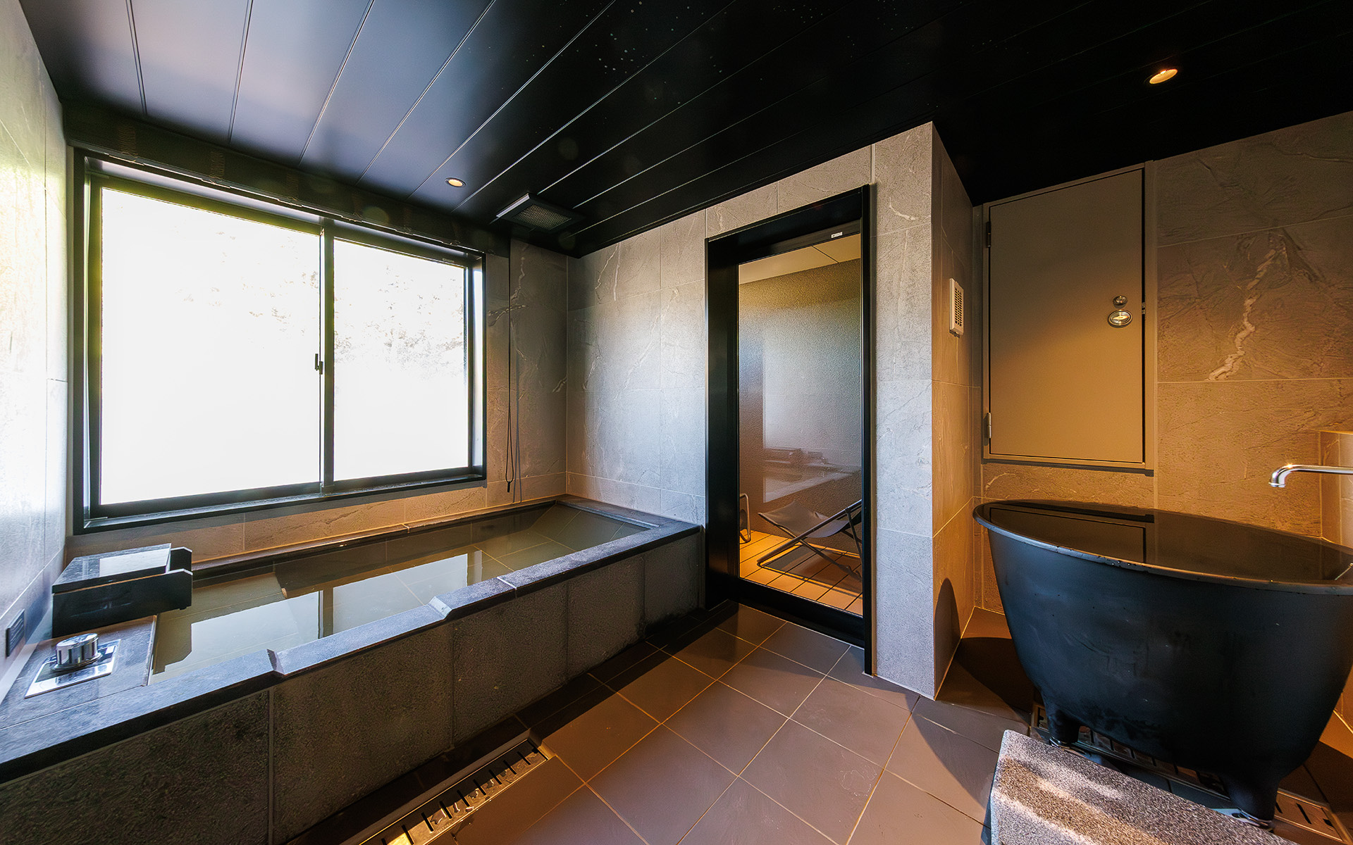 Bタイプのサウナ付客室。浴室には水風呂と外気浴スペースも