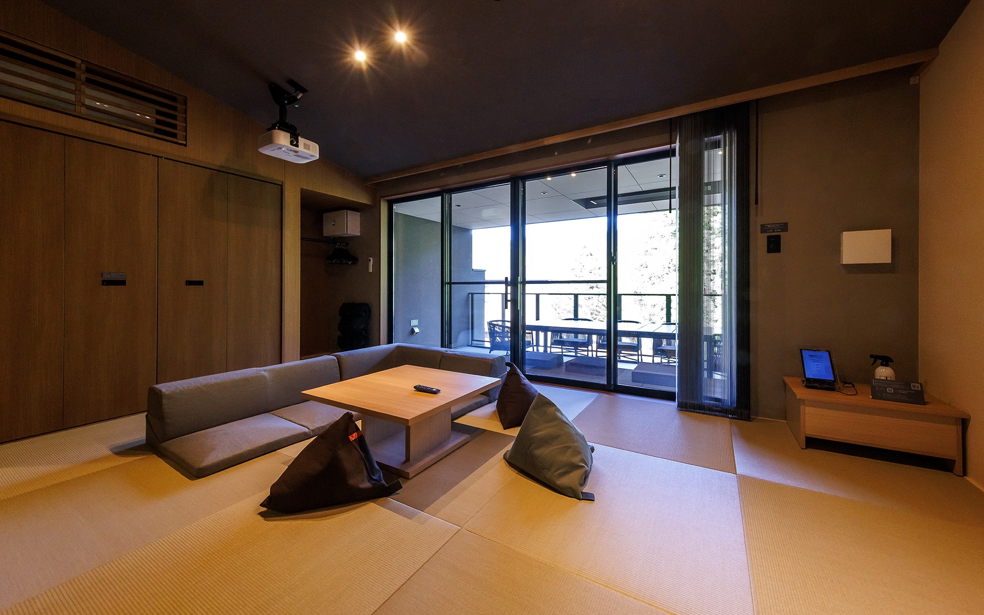 リビングは小上がりの畳敷き