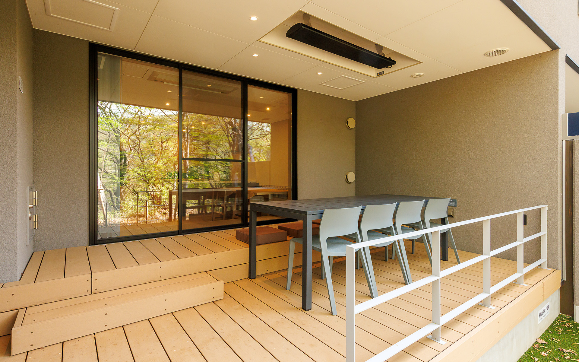 テラス前には人工芝敷のスペース