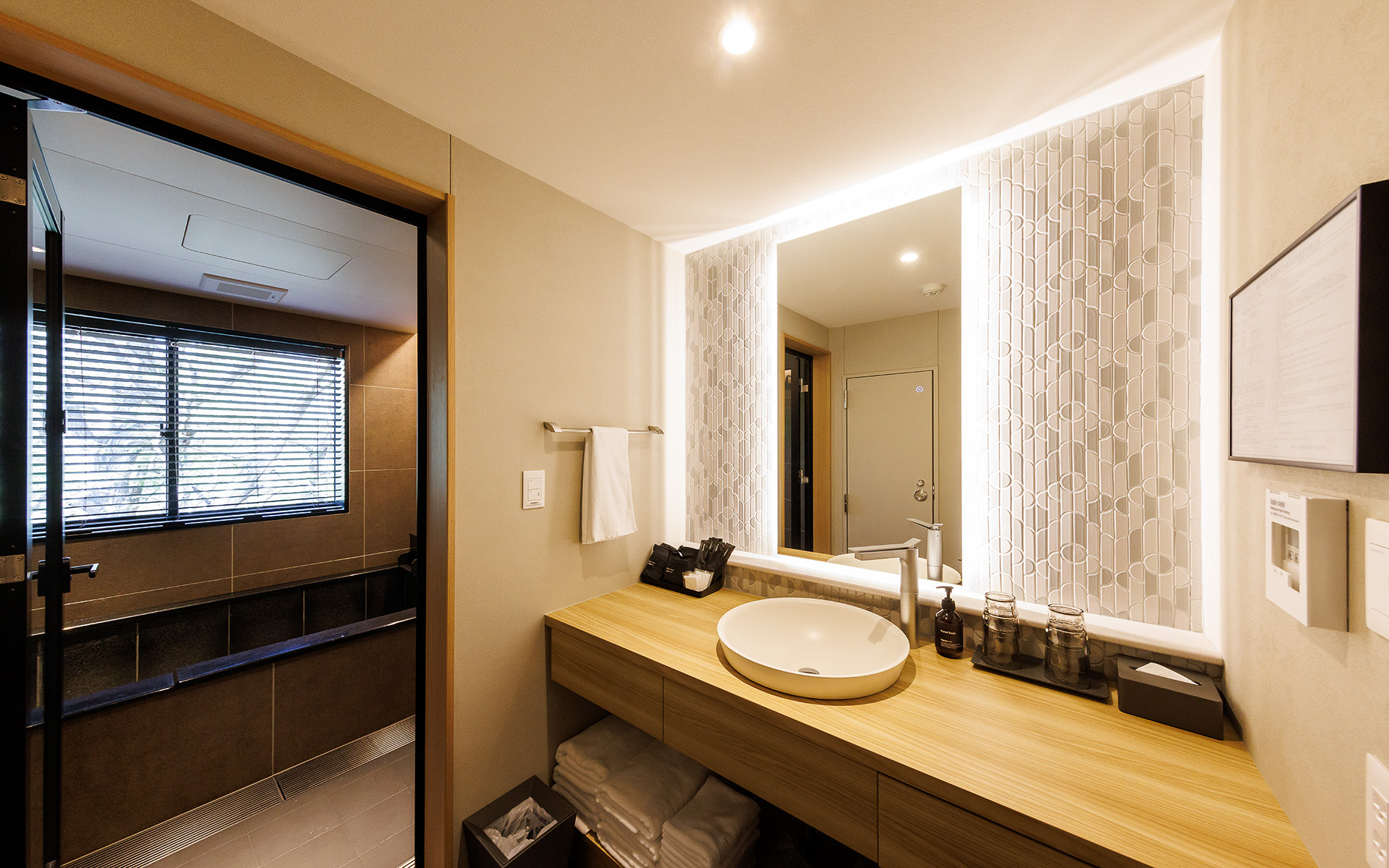 洗面脱衣所と浴室は2階