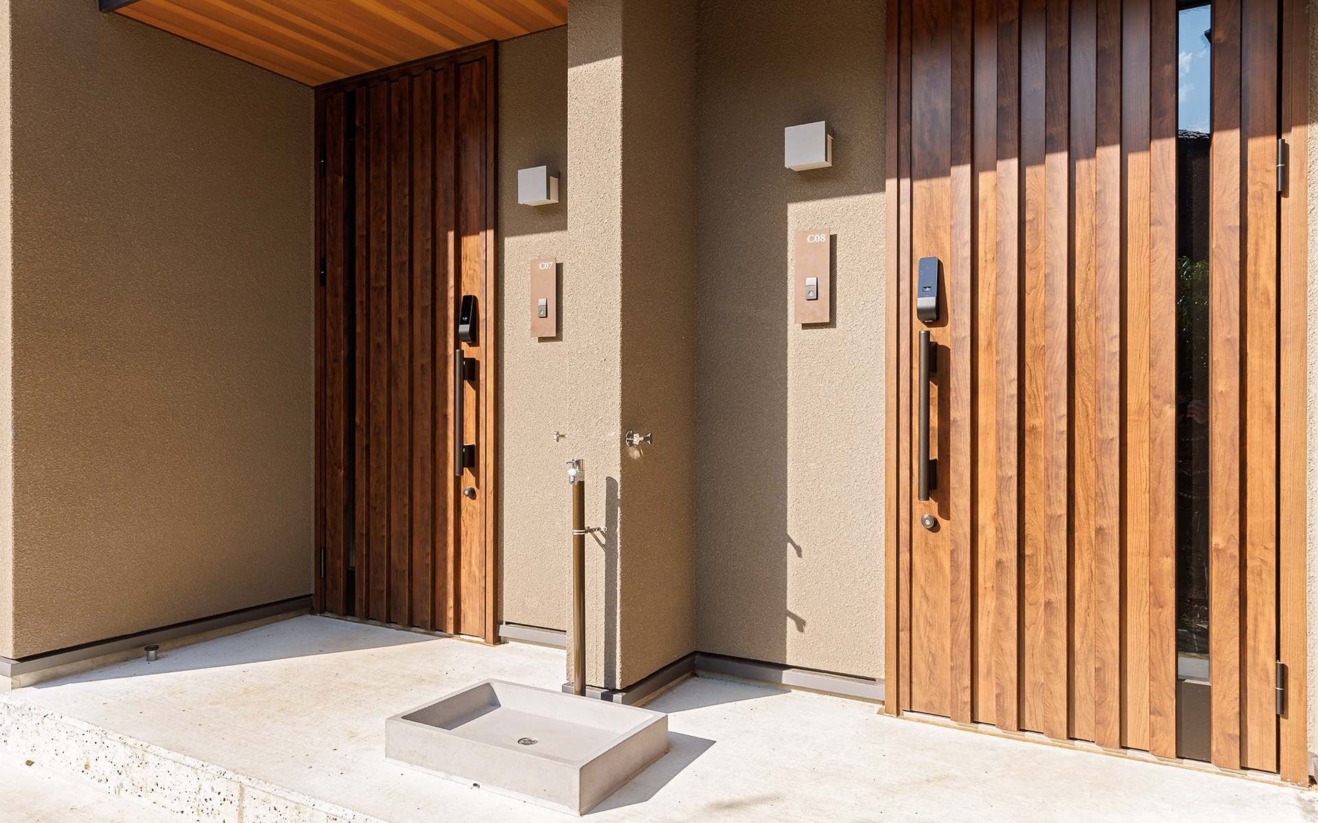 ドッグフレンドリールームの玄関前には足洗い場が用意される