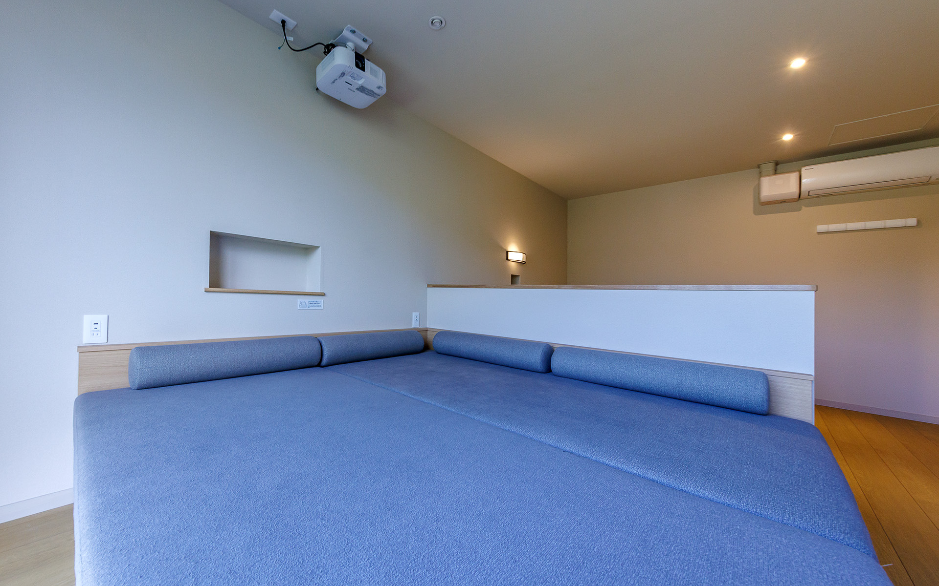 通常のCタイプ客室と異なりシングルサイズのベッドが4台とデイベッド（就寝2名）の組み合わせで定員が6名になる