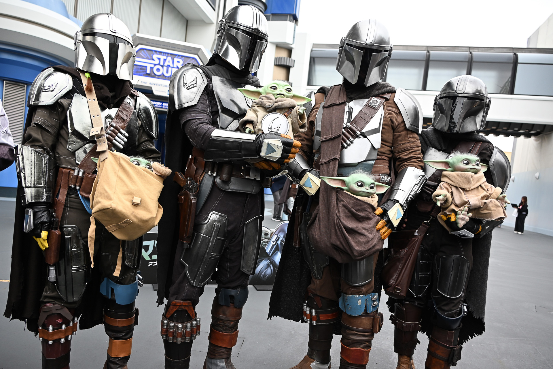 本格的なマンダロリアン仮装ゲストが「This Is The Way（我らの道）」と決め台詞を言ってくれた