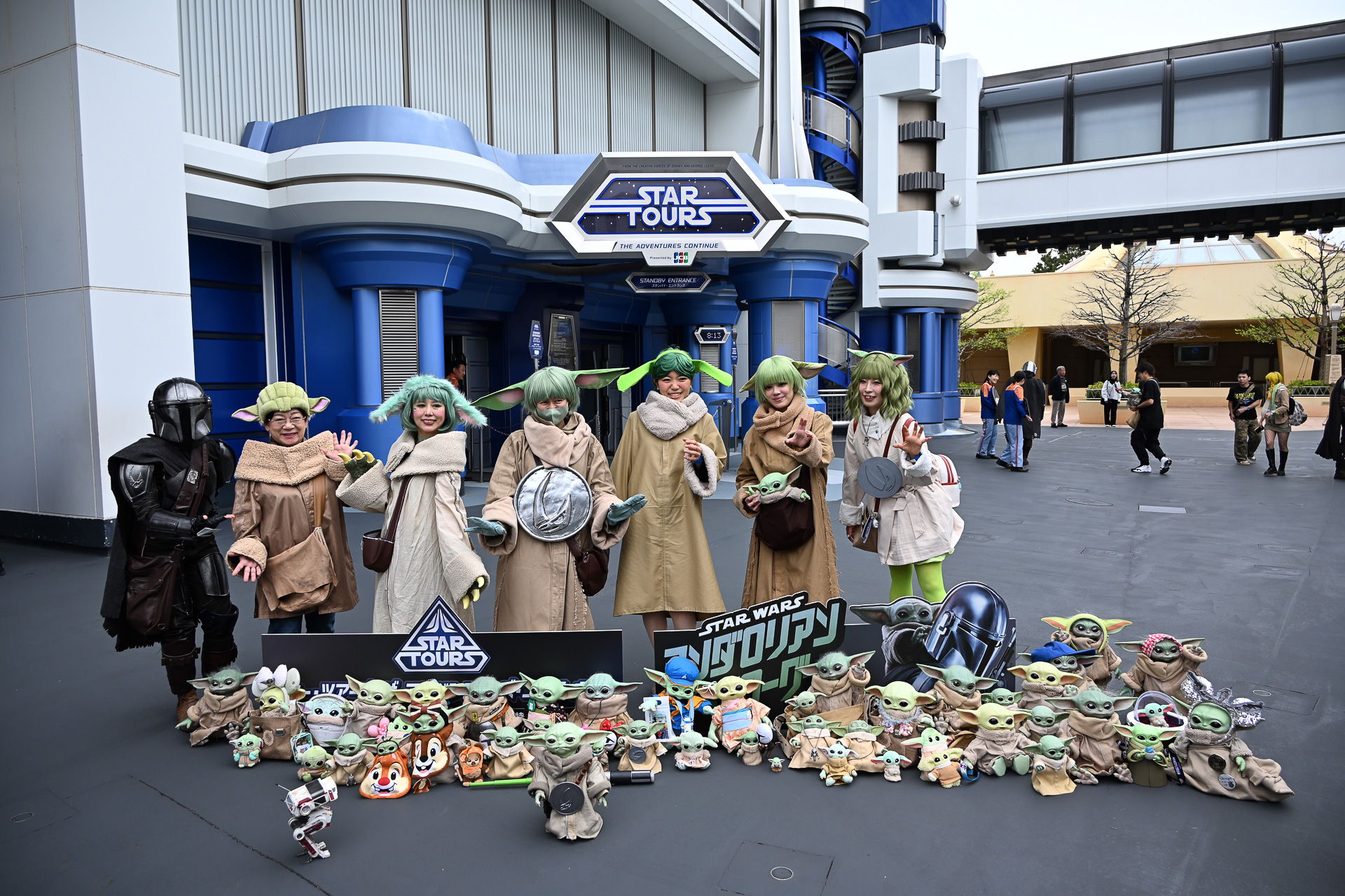 アトラクション体験後、自身のグローグーを並べての記念撮影も特別に行なわれた