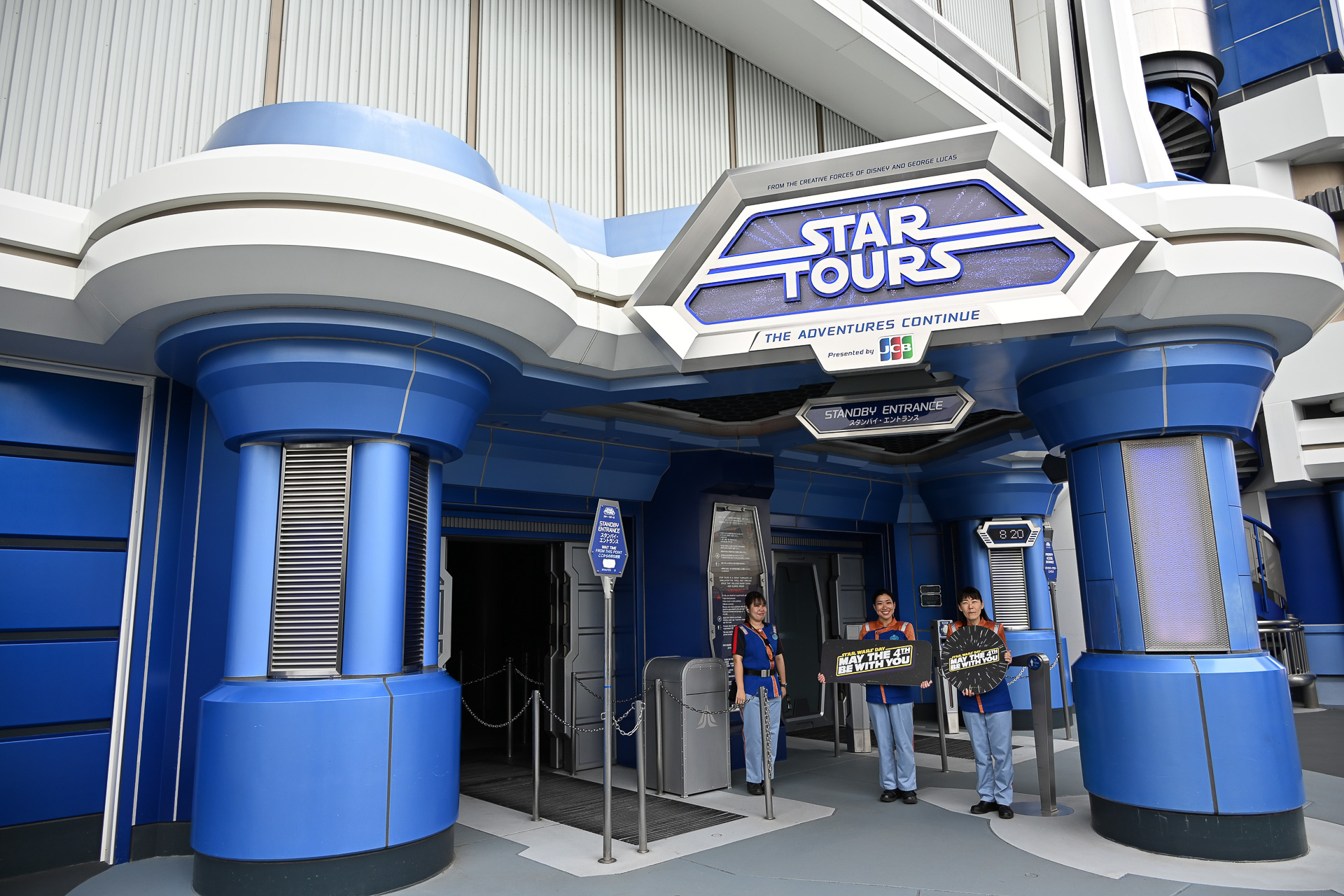 アトラクション「スター・ツアーズ：ザ・アドベンチャーズ・コンティニュー」外観、この発着所が起点となる