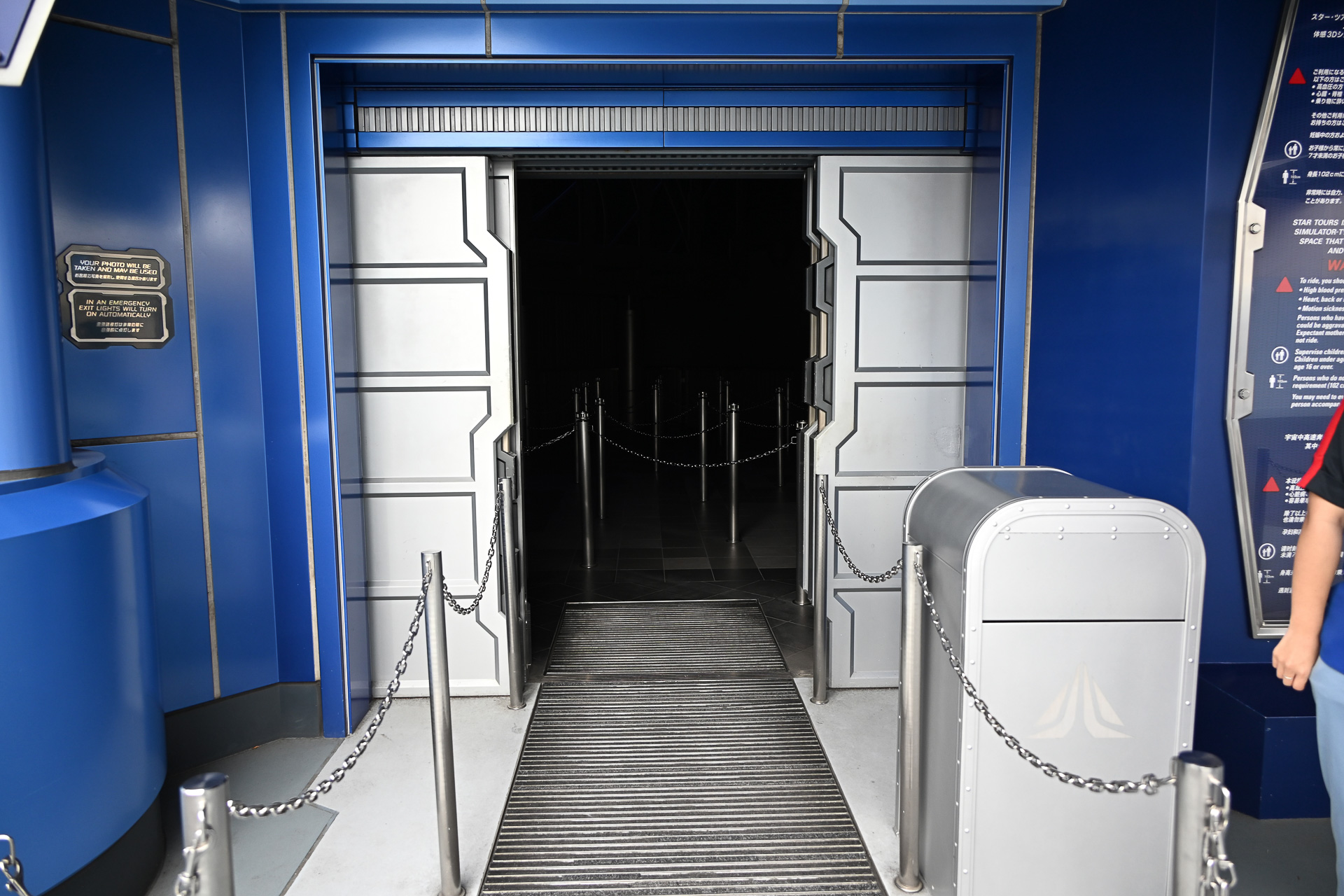 エントランス。トラッシュカンのロゴにもご注目を