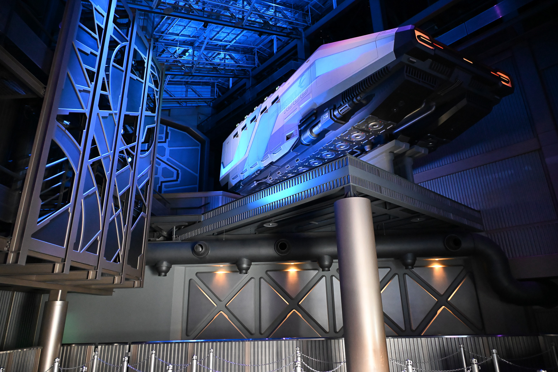 アライバルホールを見上げると、機材が。スター・ツアーズ社以外の宇宙旅行会社も実はこの発着所から出発するのだ