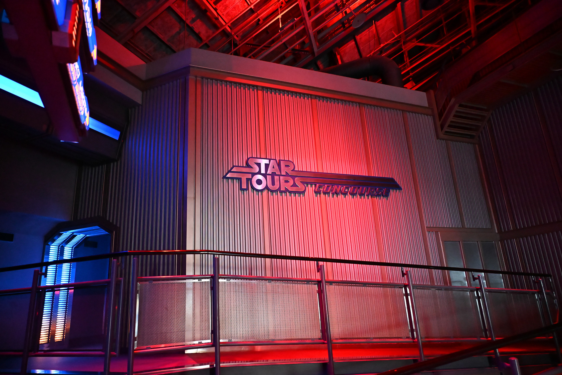 スター・ツアーズ社はXウィングにコンコースを構える