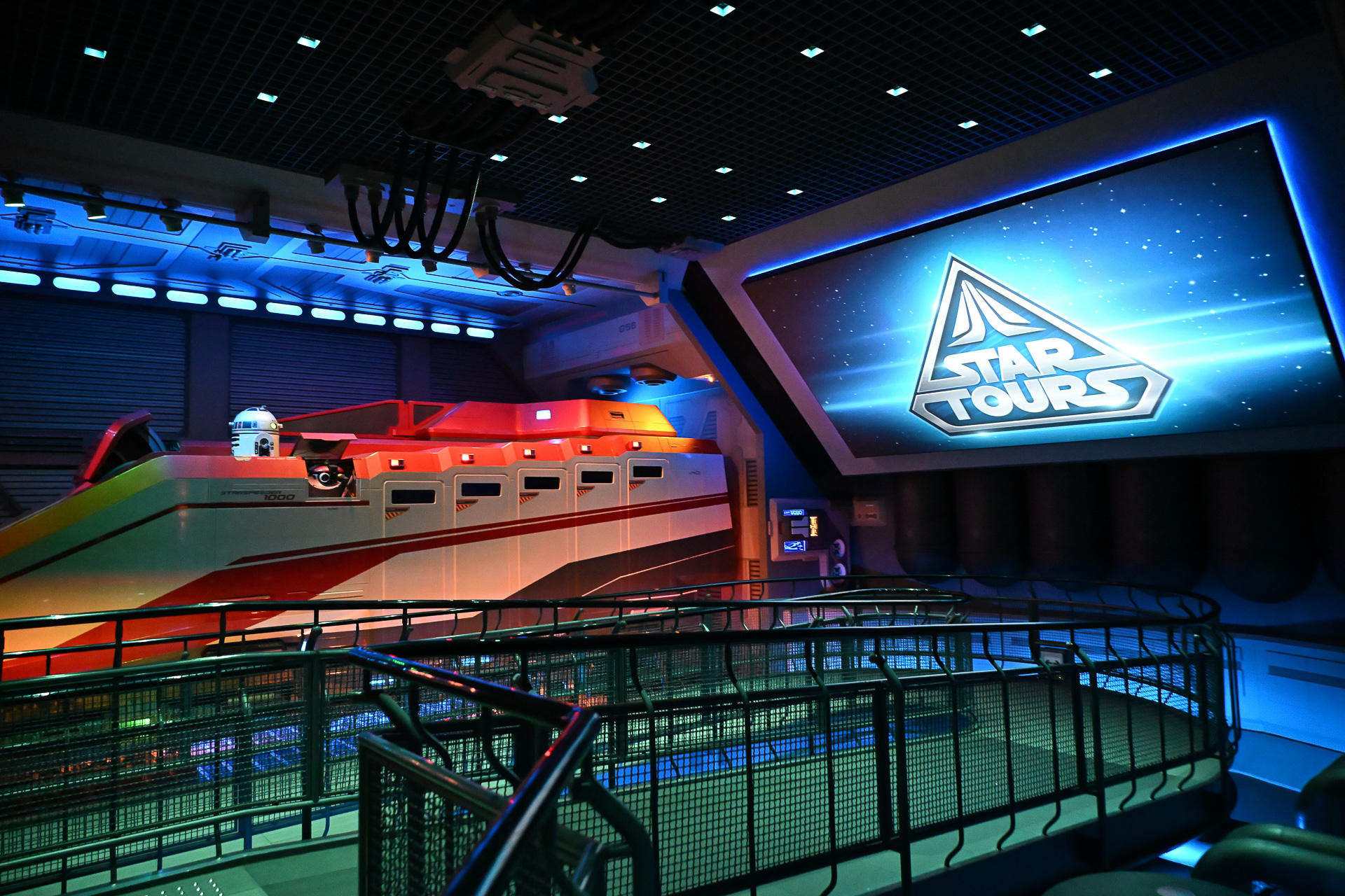 フライト情報や現地の天気は「スター・ツアーズ・コンコース」でチェック