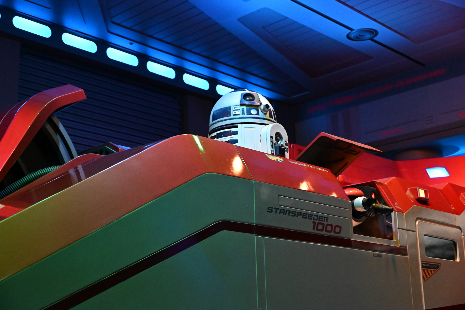 整備中のR2-D2。C-3POとのやりとりも楽しい