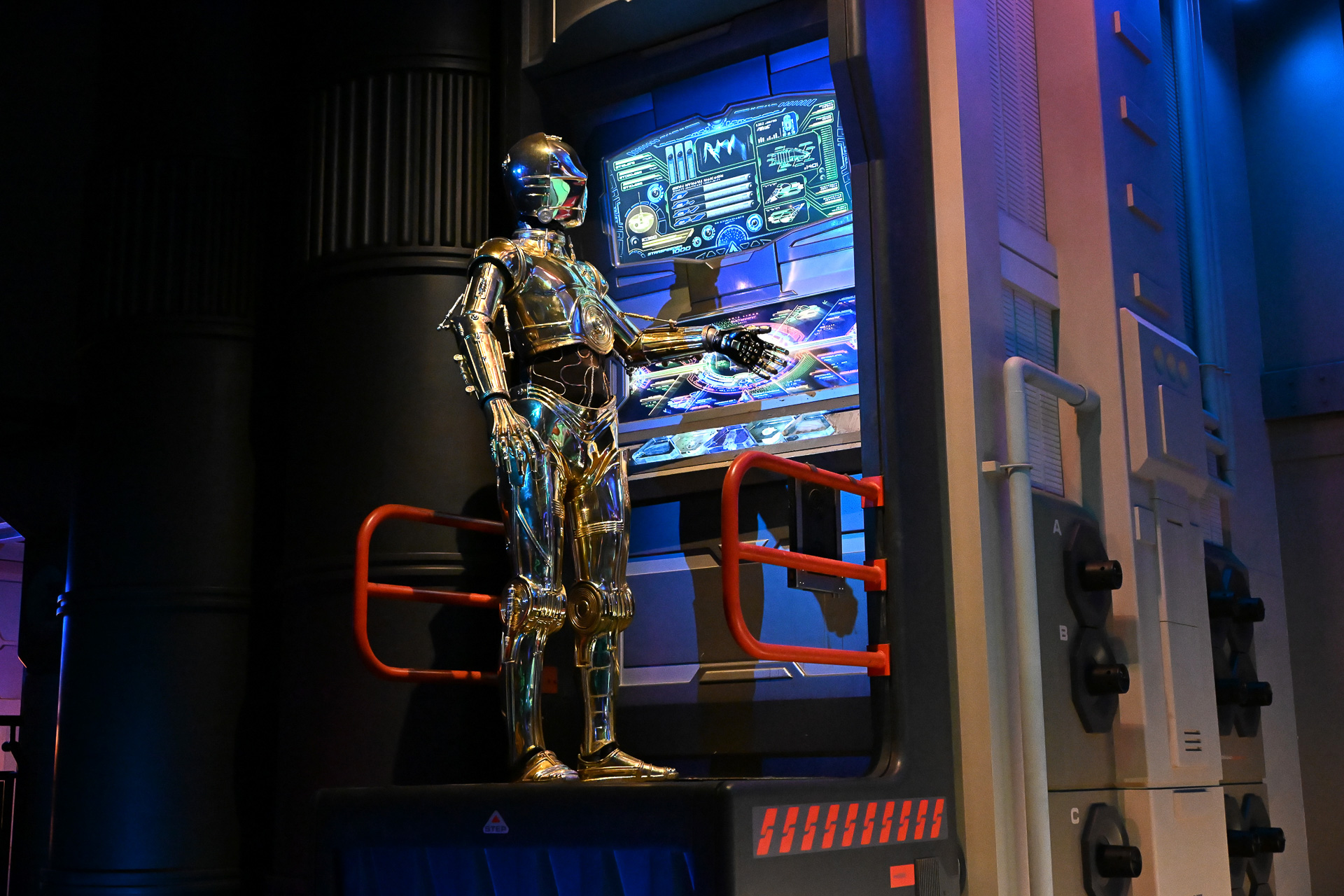 整備中のR2-D2。C-3POとのやりとりも楽しい