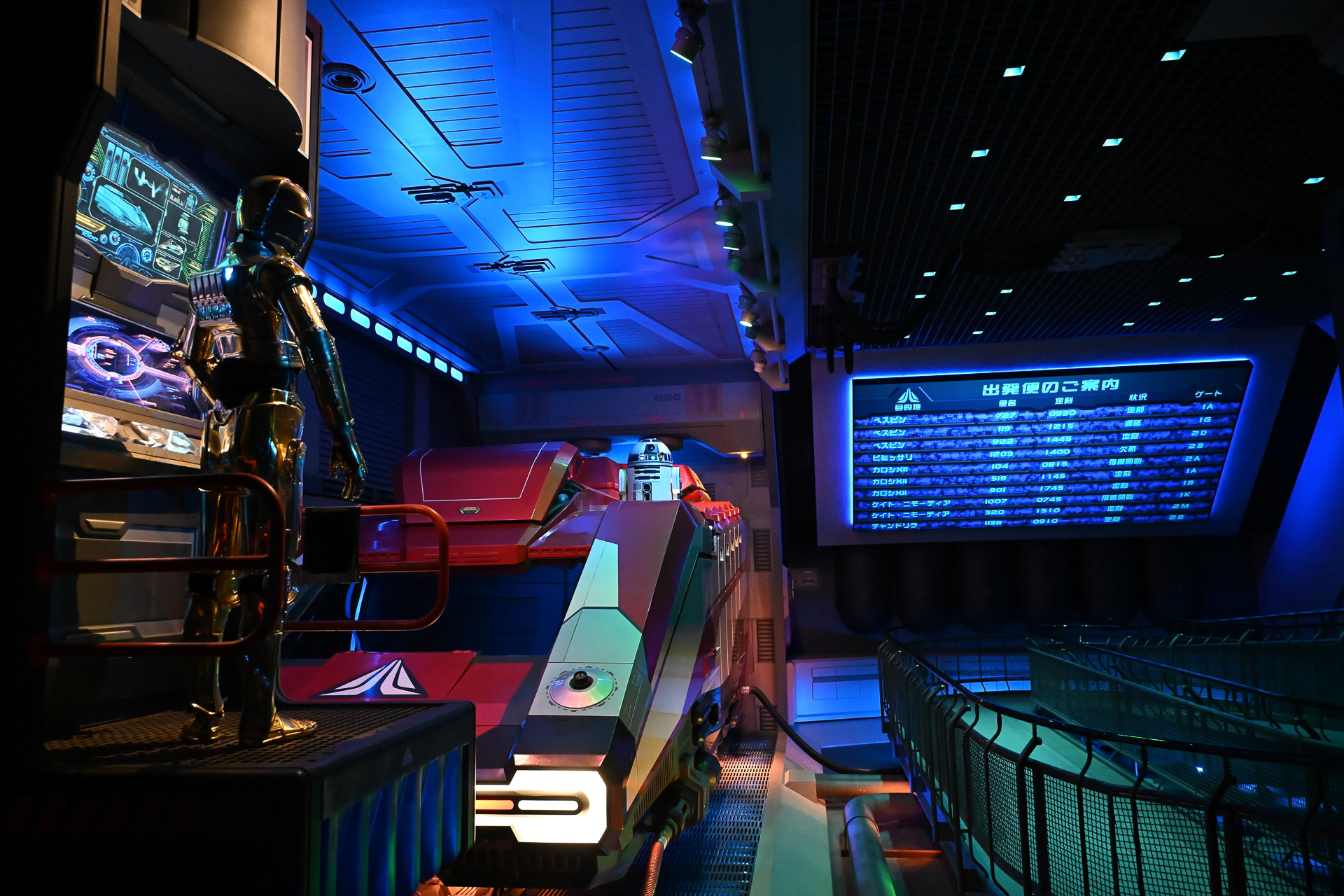 管制塔には、モン・カラマリが勤務中。フライトのオペレーションや点検作業をしている