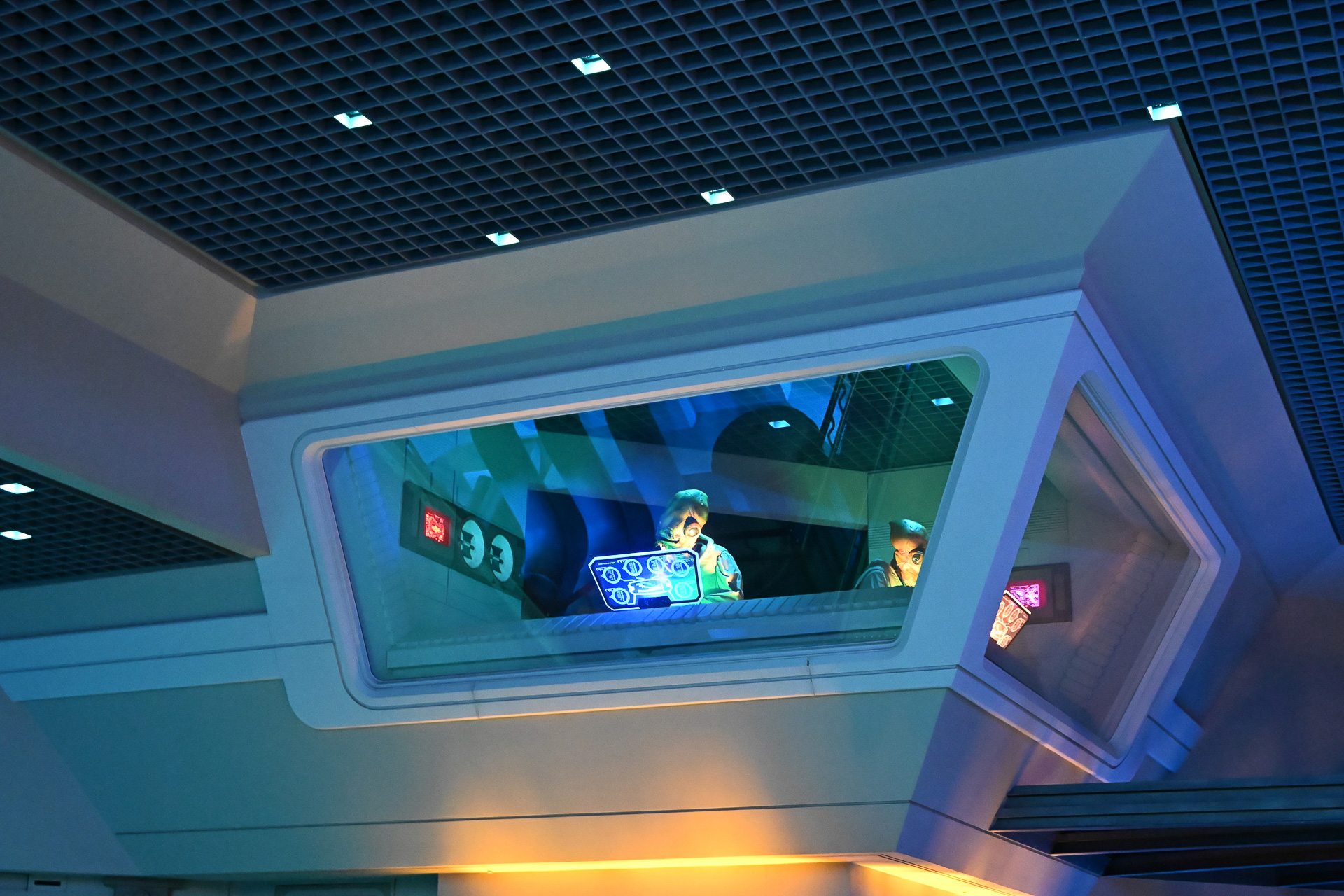 管制塔には、モン・カラマリが勤務中。フライトのオペレーションや点検作業をしている