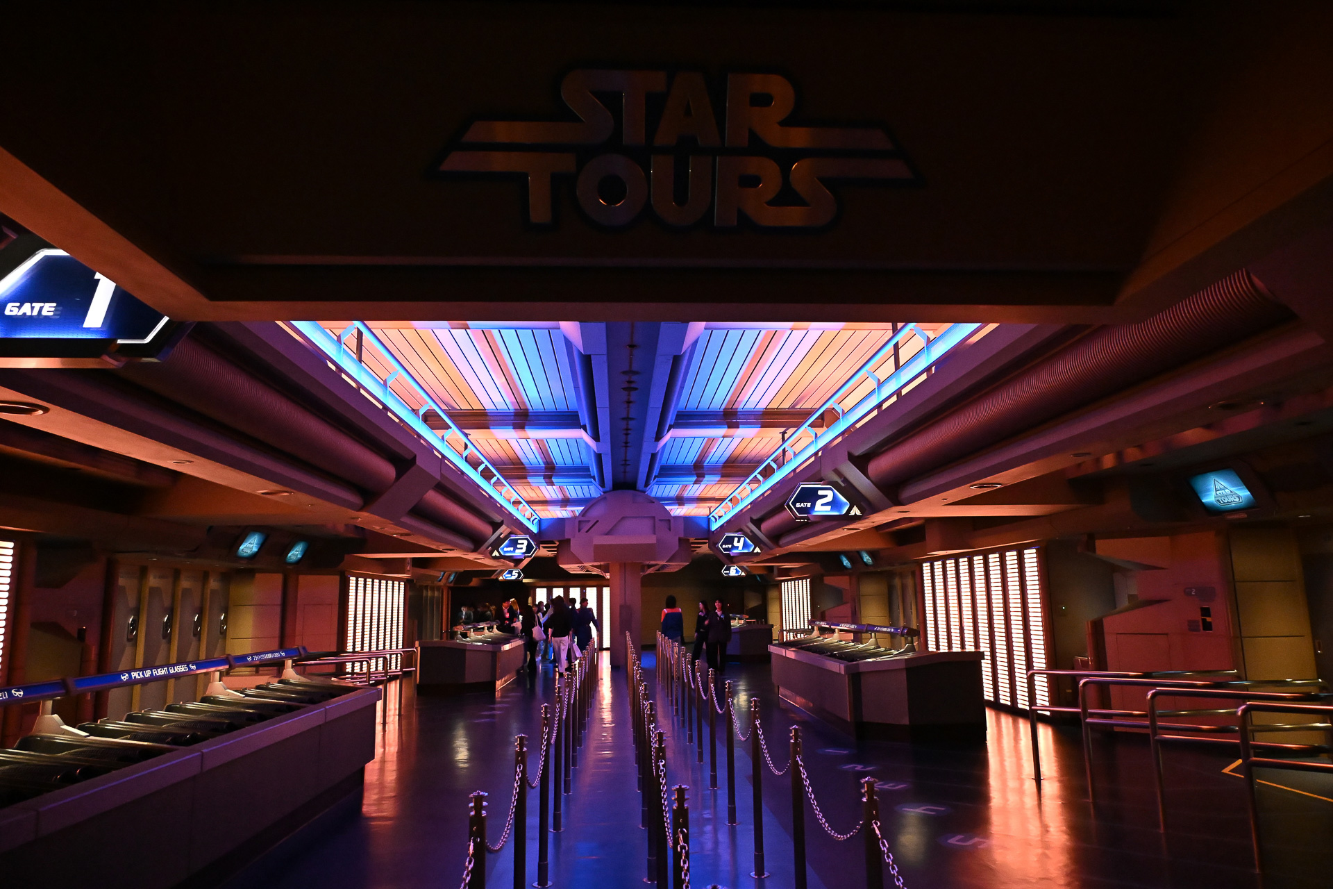 スター・ツアーズ搭乗口に到着！　6つのゲートのいずれかより出発する