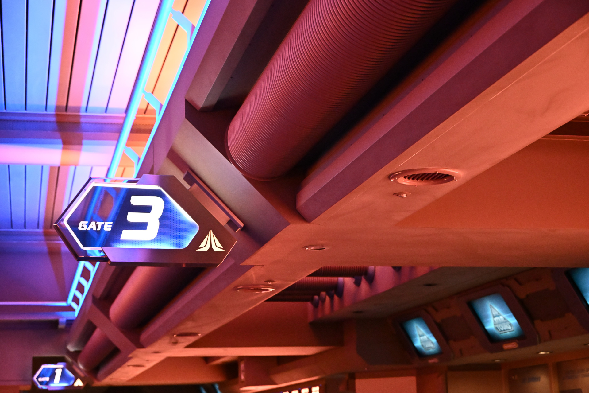 スター・ツアーズ搭乗口に到着！　6つのゲートのいずれかより出発する