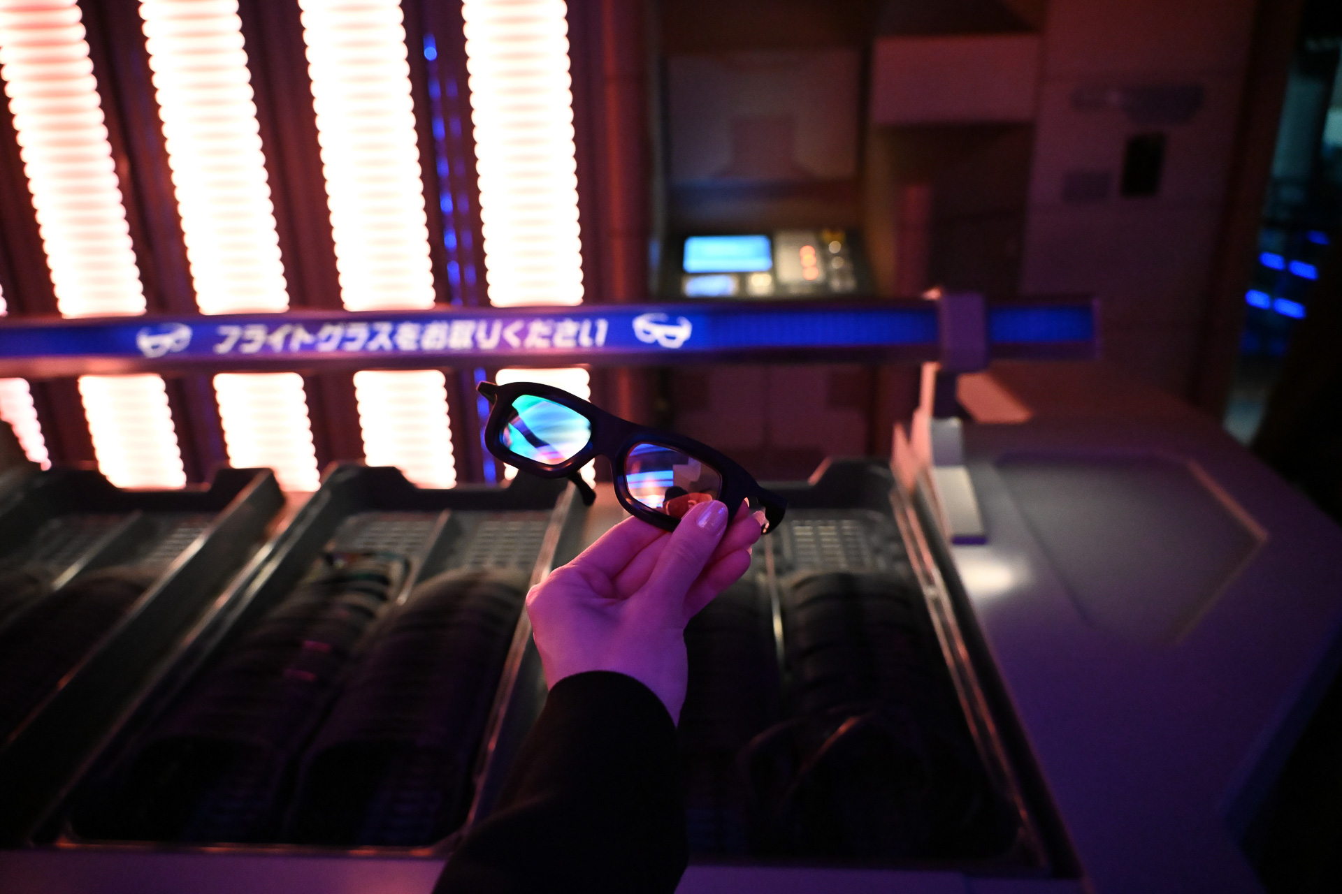 グラスをかけて、いざ宇宙旅行へ！