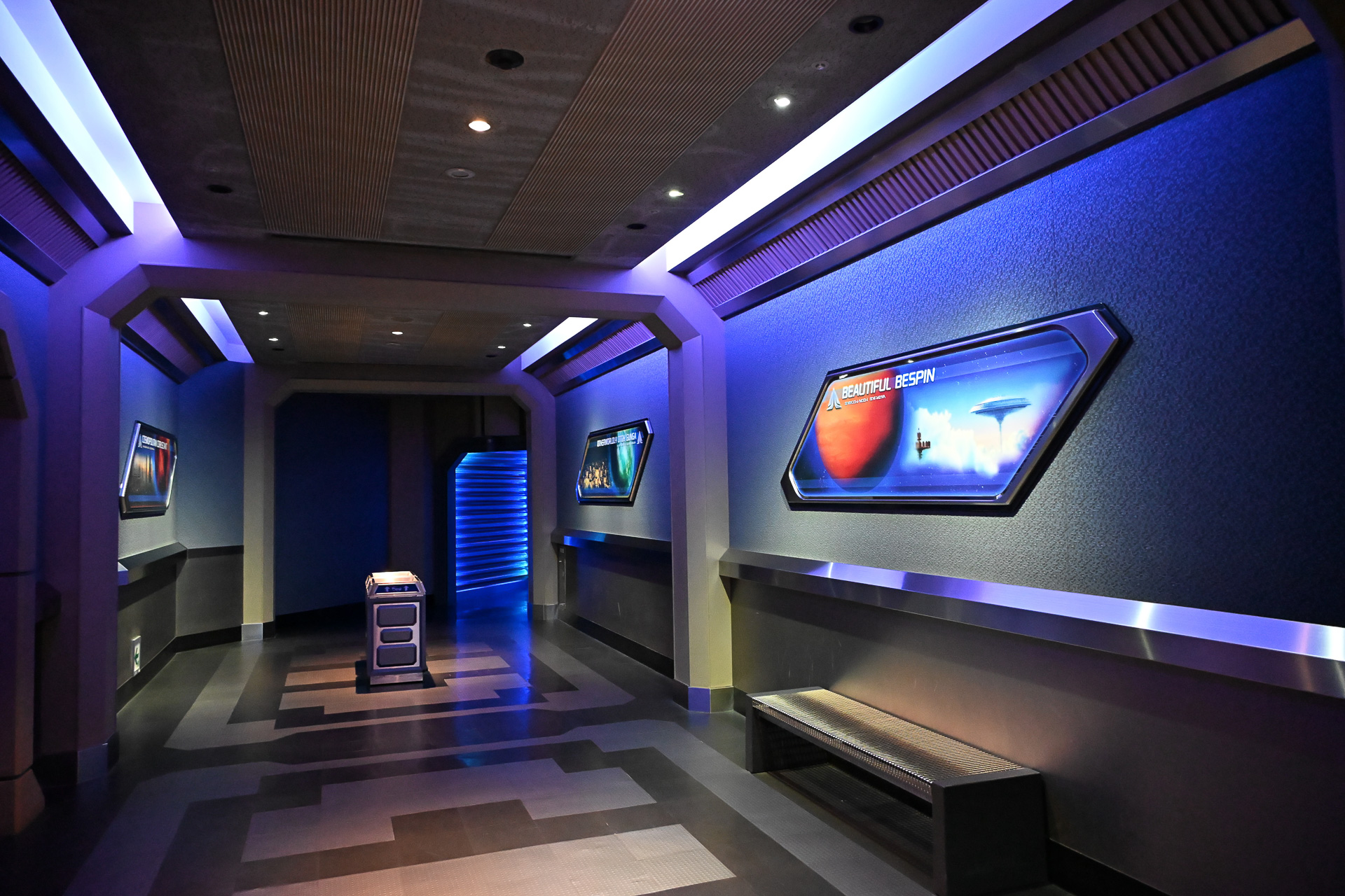 無事（!?）に宇宙旅行が終了した。就航地の紹介ボードにも注目だ