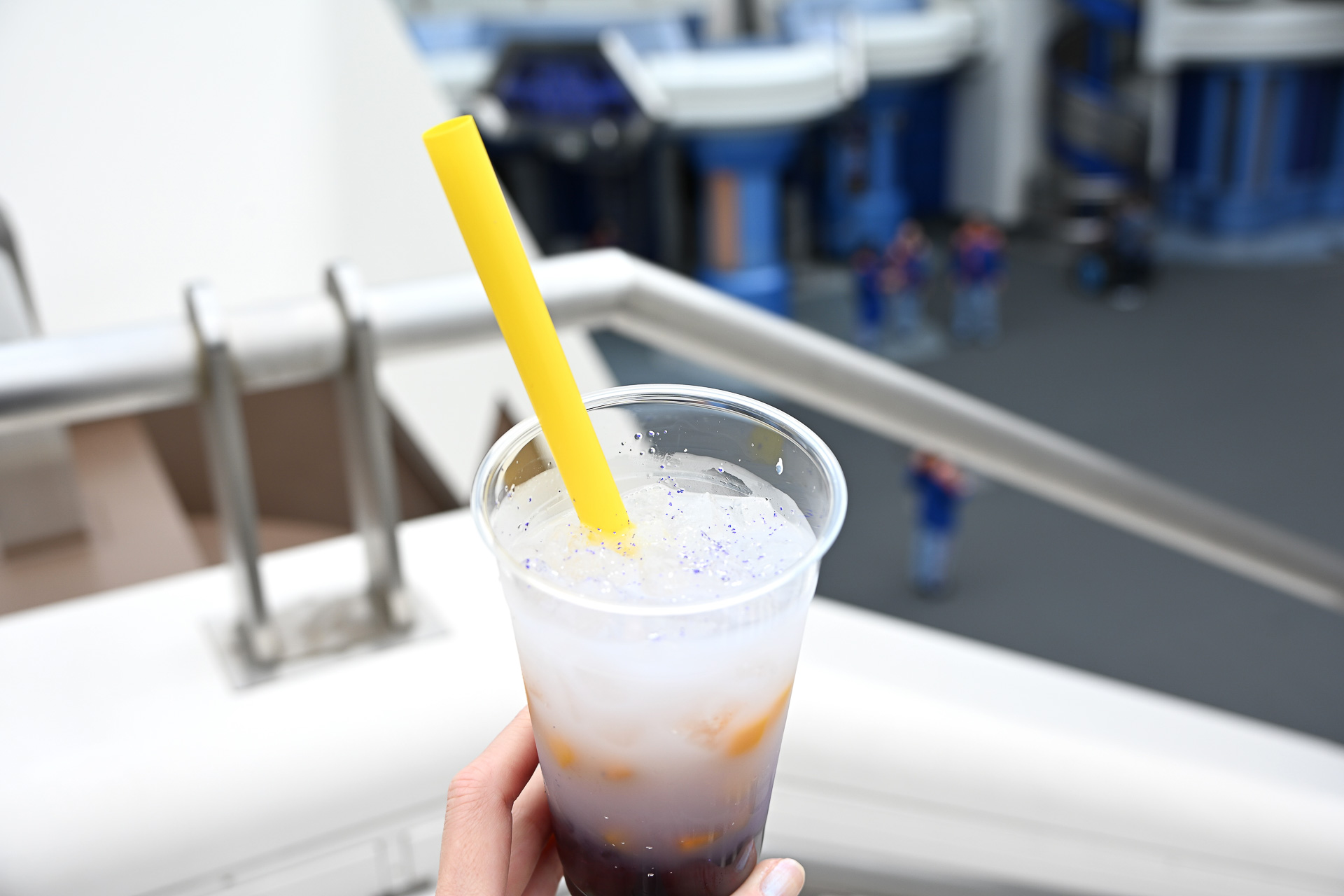 マンゴーカラーとブルー、ホワイトのコントラストが美しい