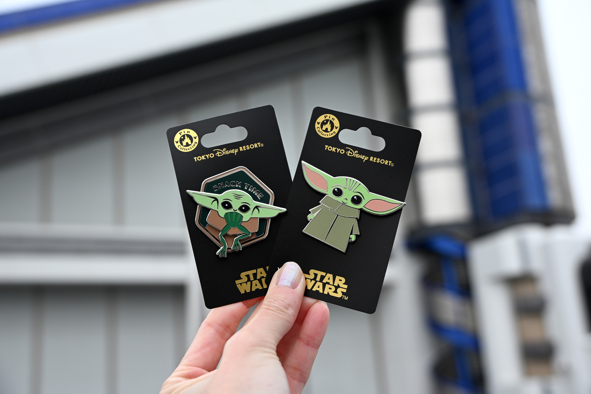 ピンバッジ（各1200円）が販売中