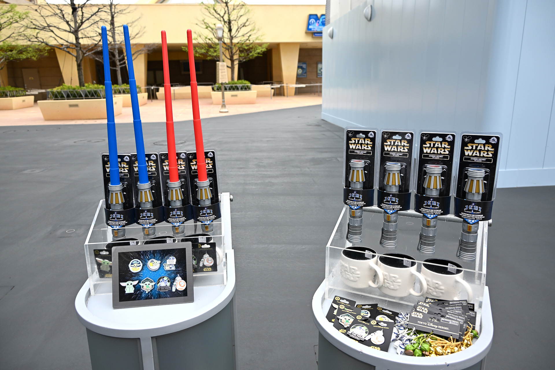 ほかにもマグカップ（2000円）やライトセーバー（1400円）なども販売中だ