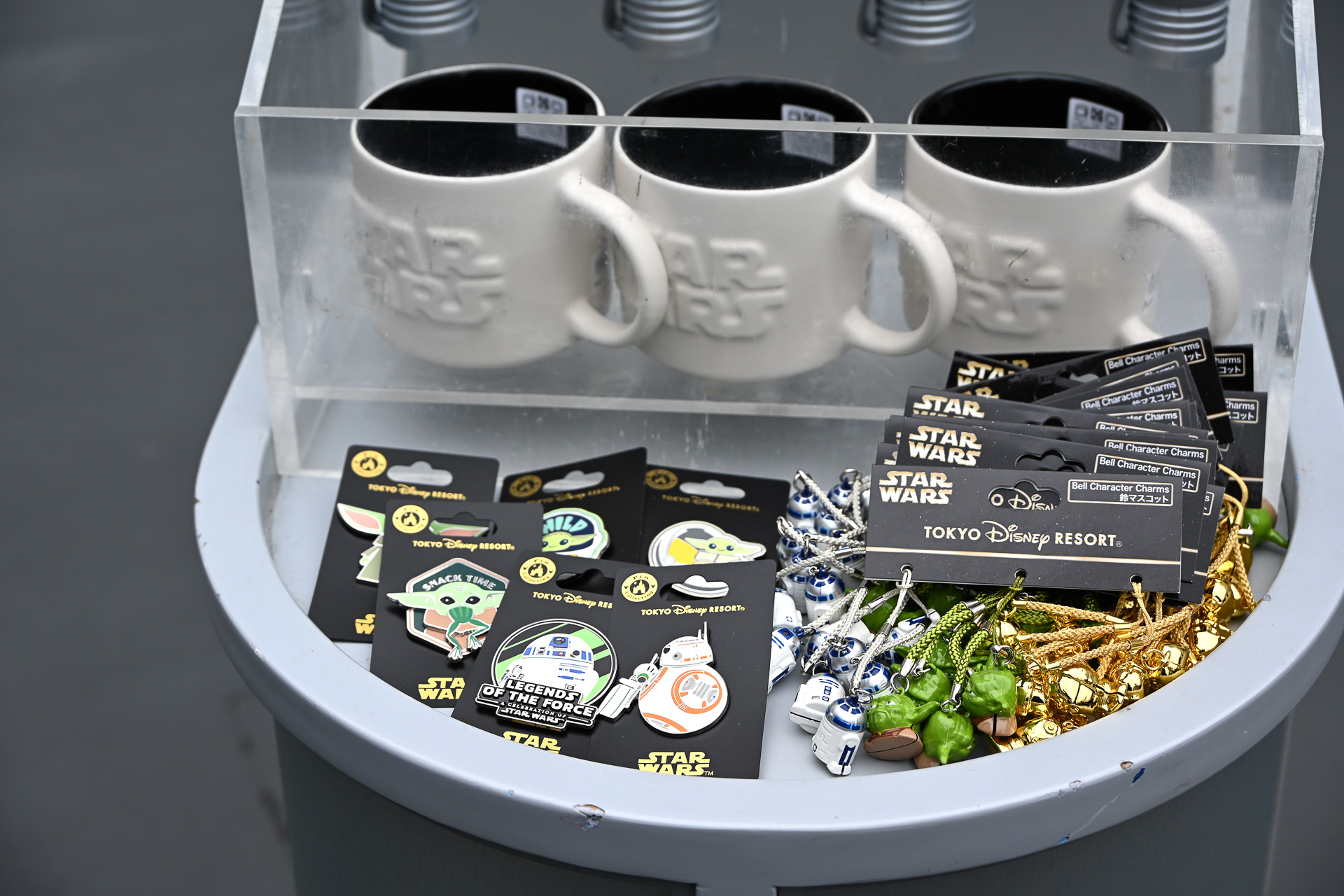 ほかにもマグカップ（2000円）やライトセーバー（1400円）なども販売中だ