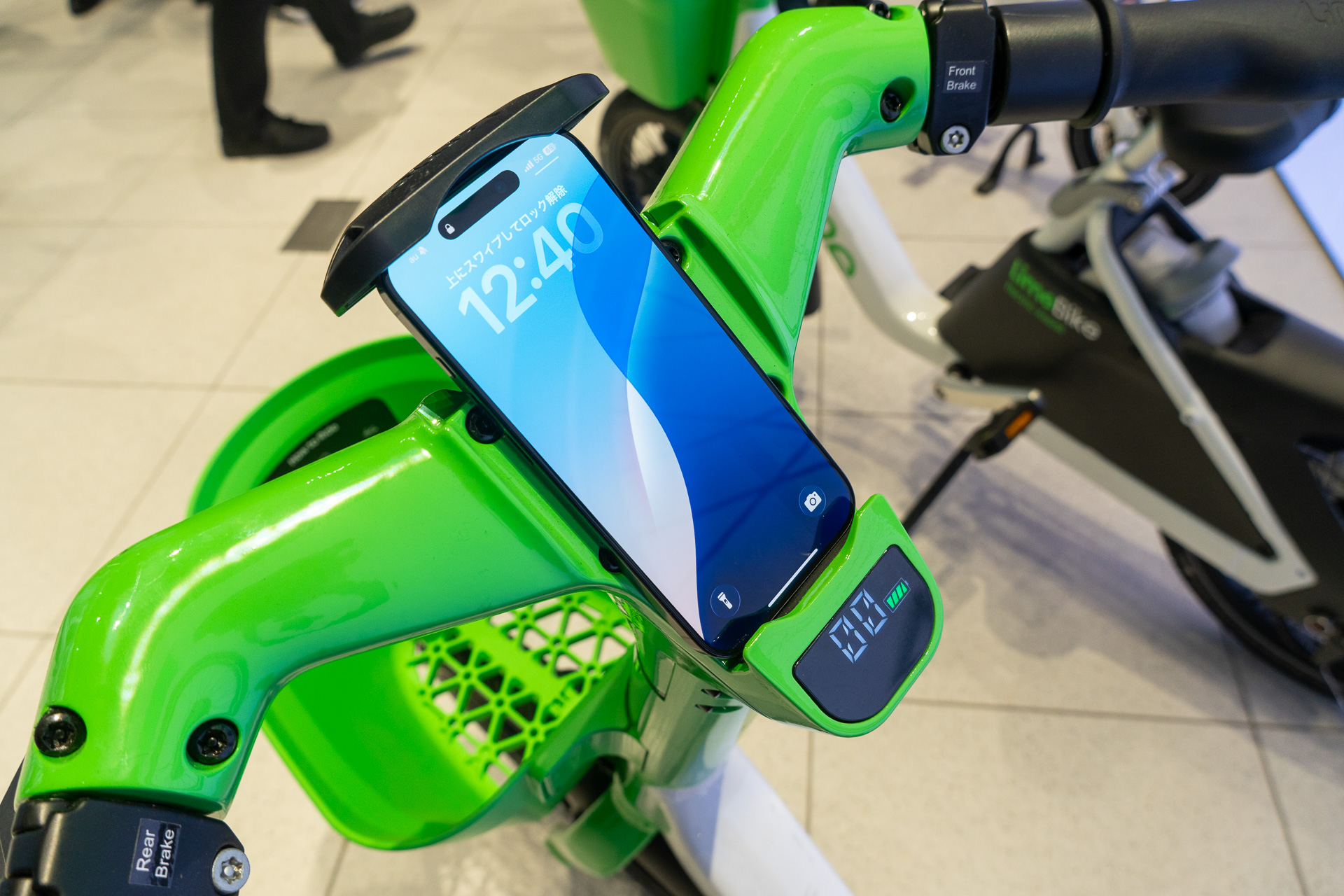 LimeBikeのハンドル基部にはスマートフォンホルダーを備える