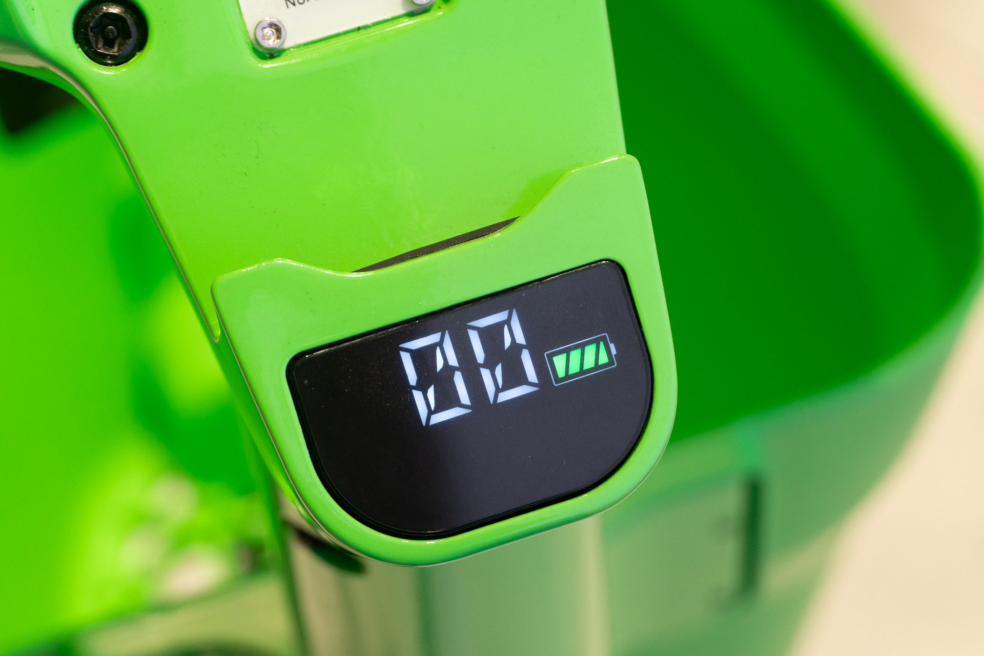 ディスプレイにはバッテリー残量や返却可能なポートかどうかなどを示すインジケーターを搭載