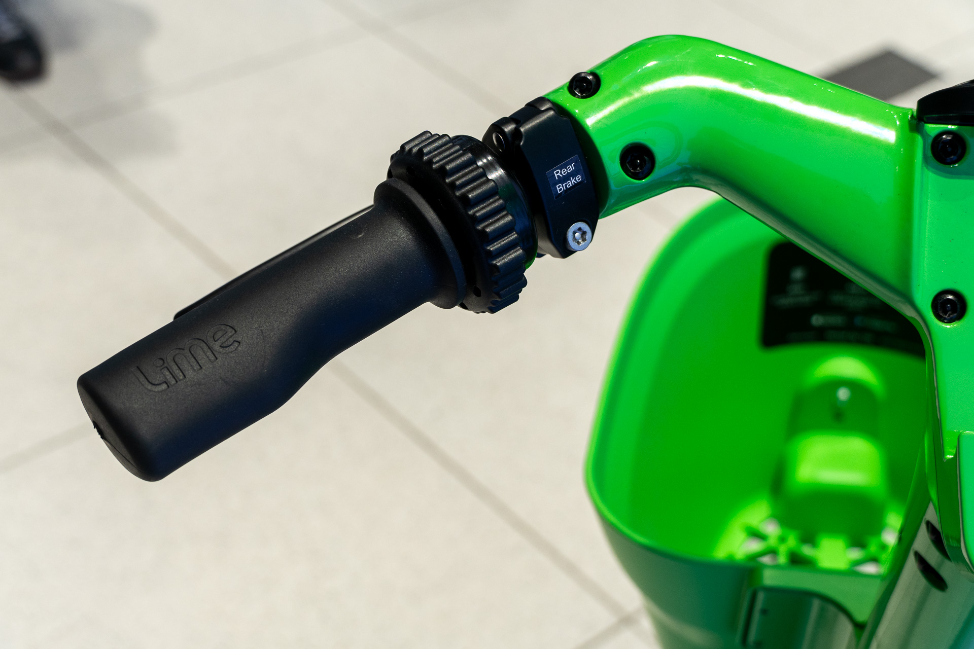 グリップの高まりそうな形状のハンドル