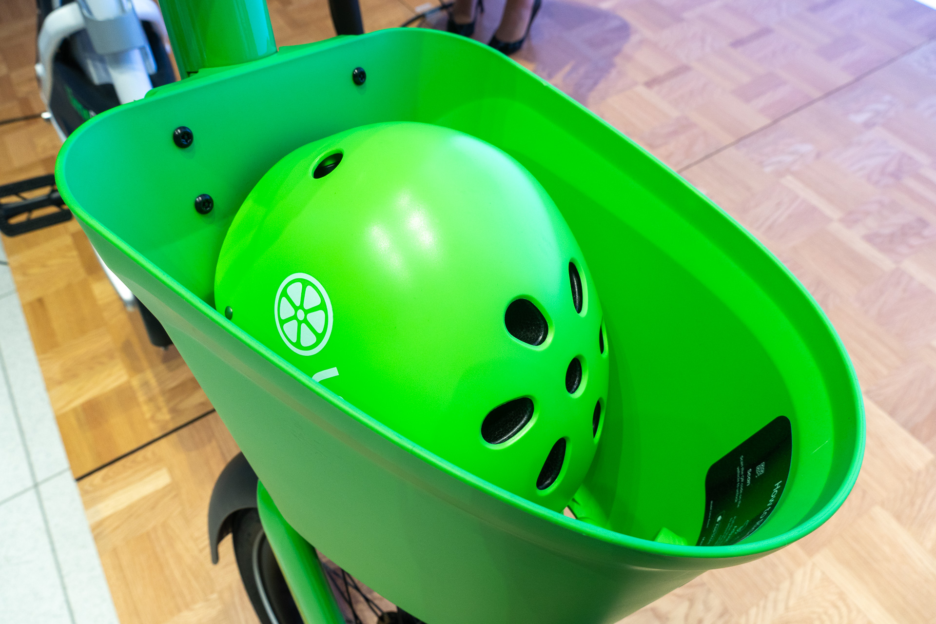 ヘルメットも入る大きめの荷物カゴ