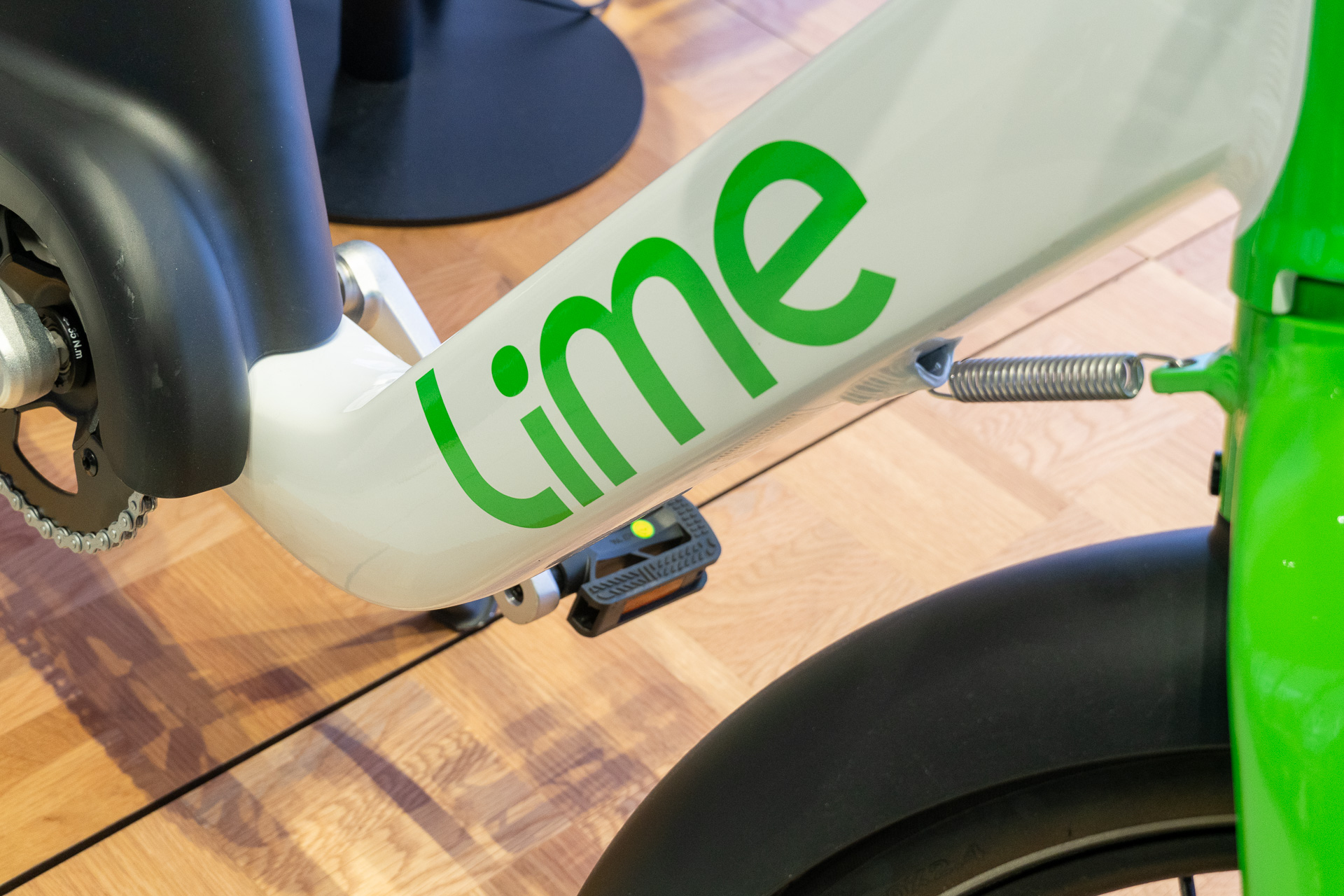 足元近くまで下げた低床フレーム