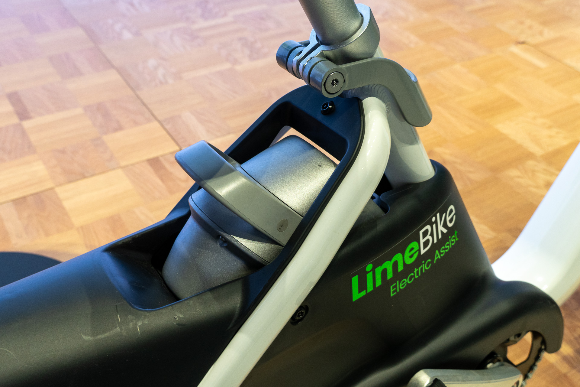 バッテリーはシートポストに搭載する