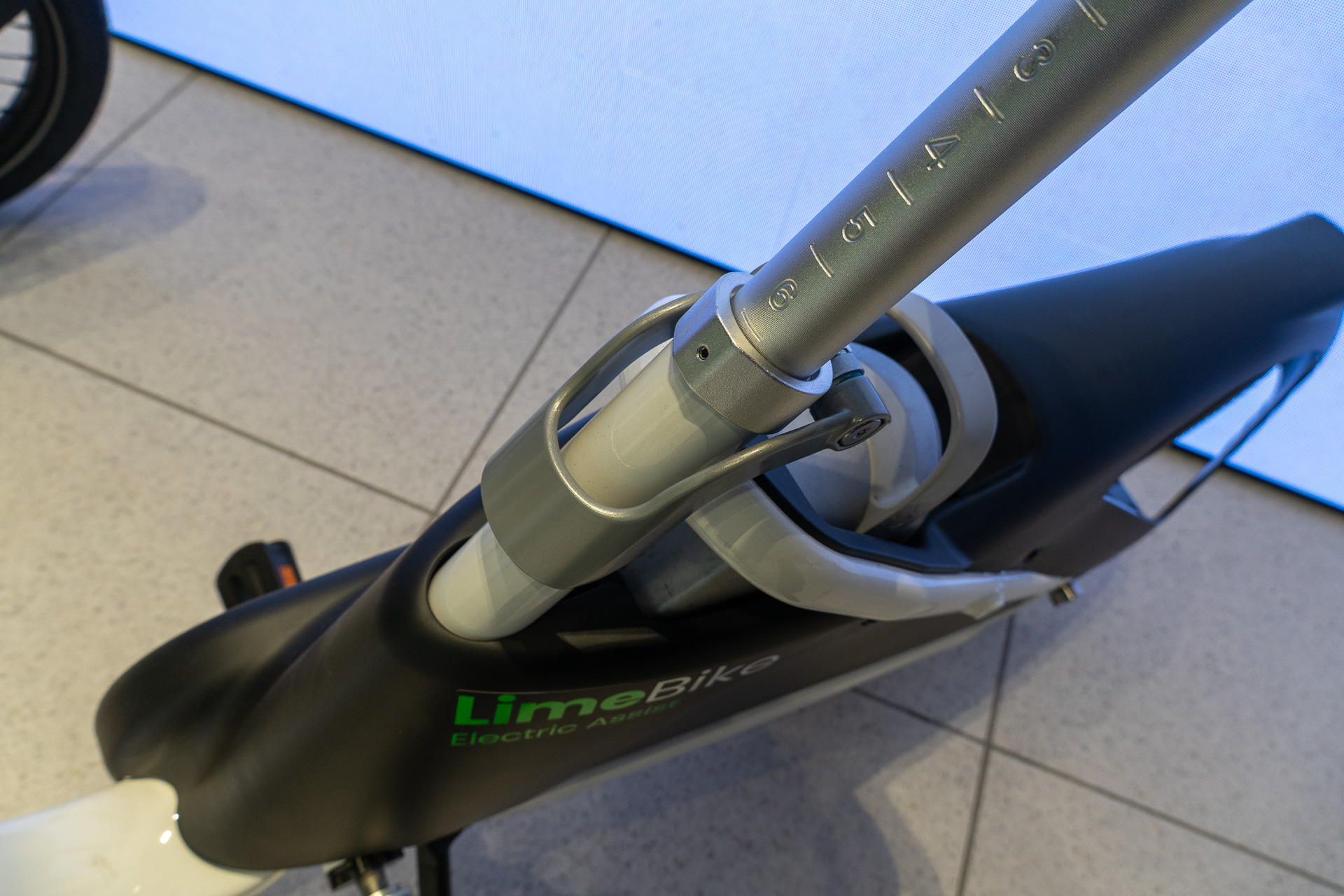 身長190cm台にも対応する、とのことでシートポストはかなり伸びる