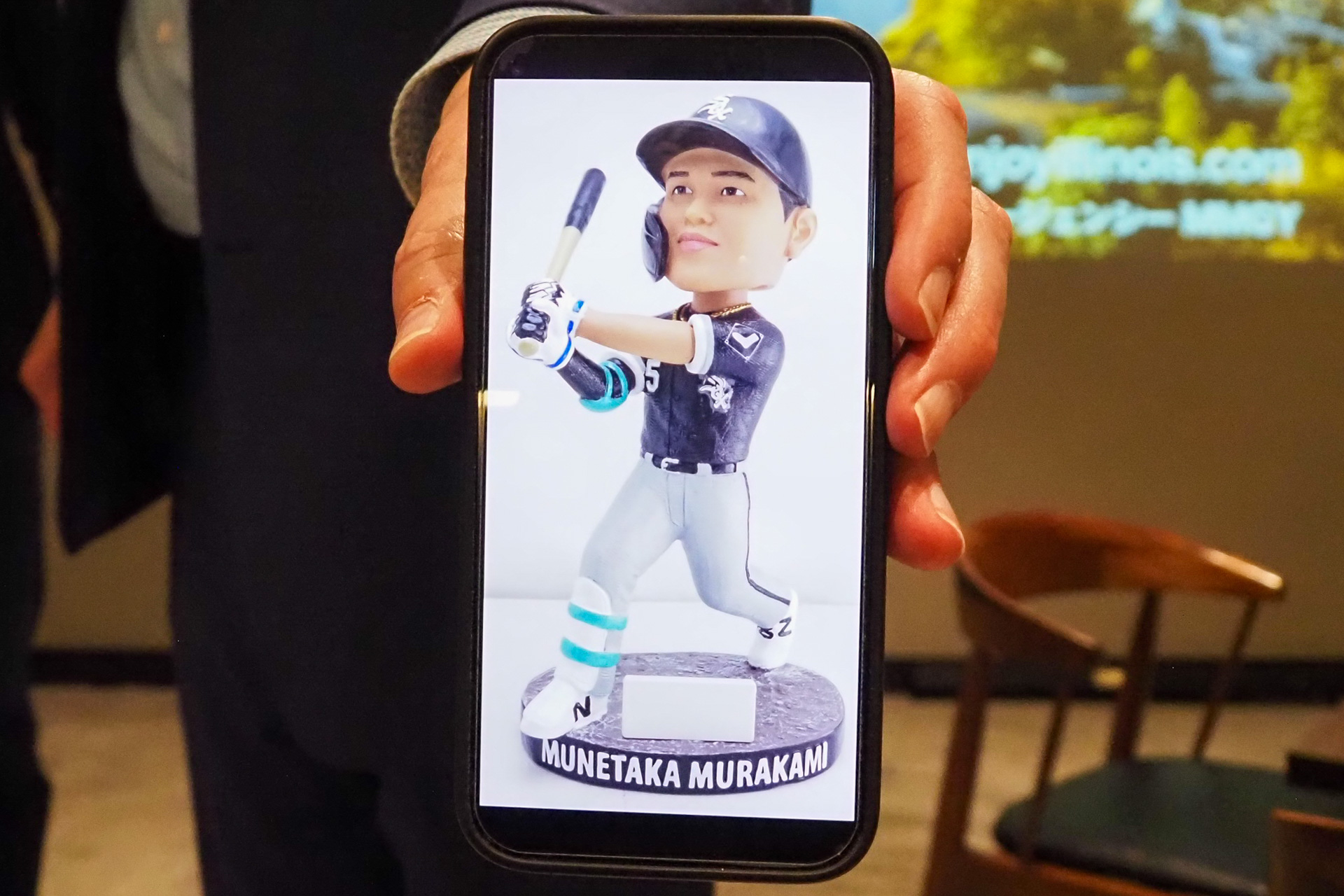 ボブルヘッド人形は異なるデザインの2種類を用意。写真は26日配布用のもの