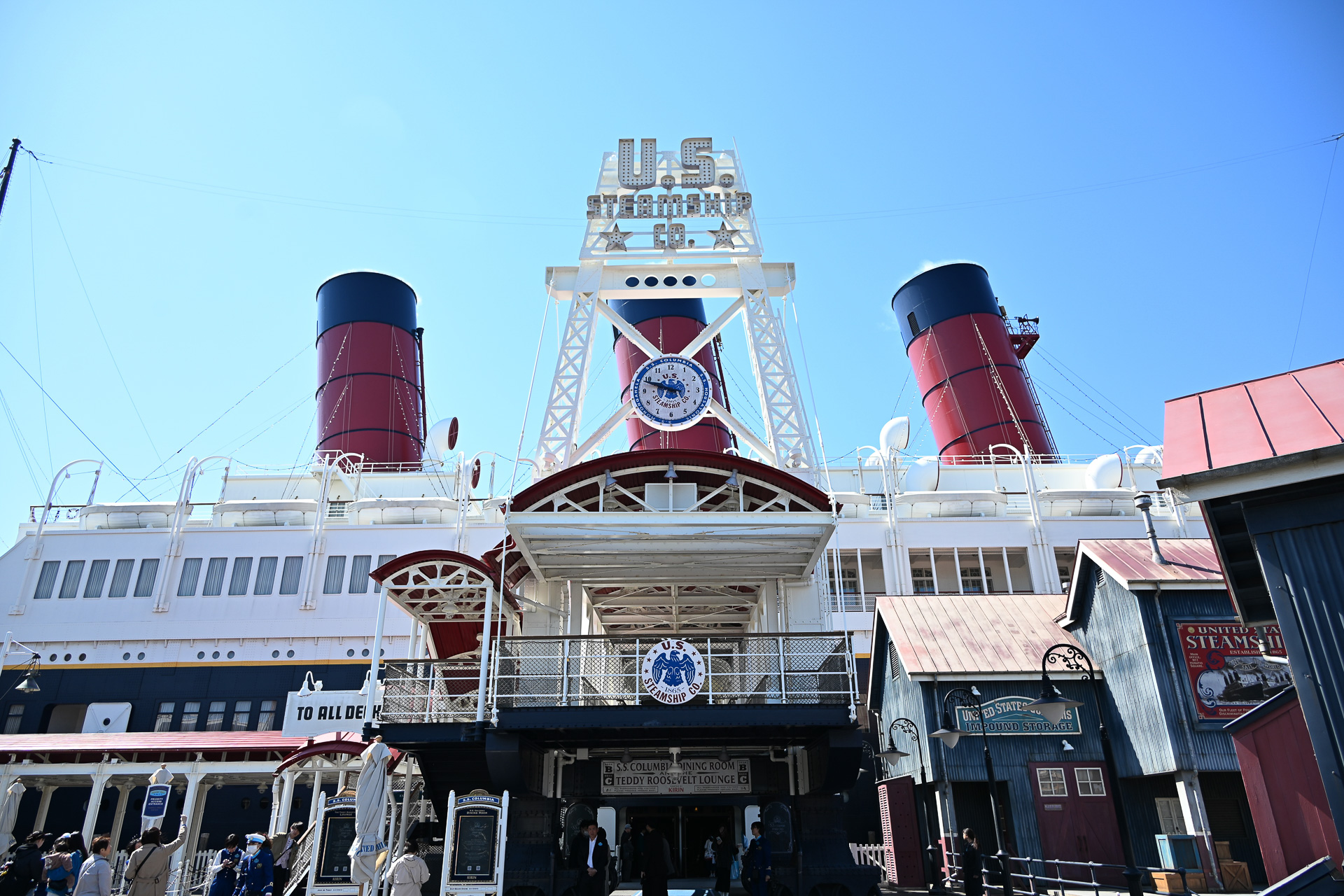 エントランスもスペシャル仕様に。レッドカーペットもといジュビリーブルーカーペットとなっていた