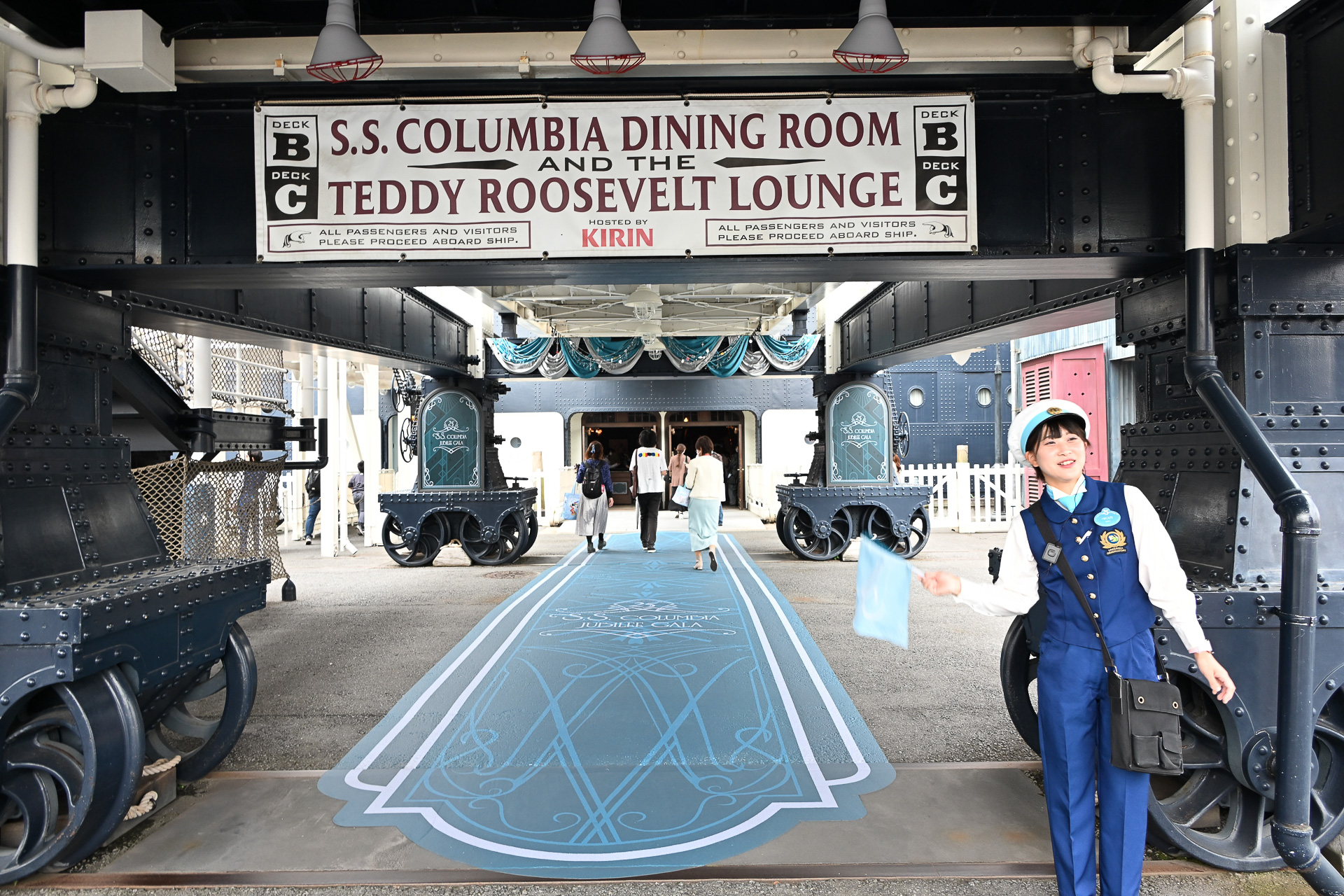 エントランスもスペシャル仕様に。レッドカーペットもといジュビリーブルーカーペットとなっていた