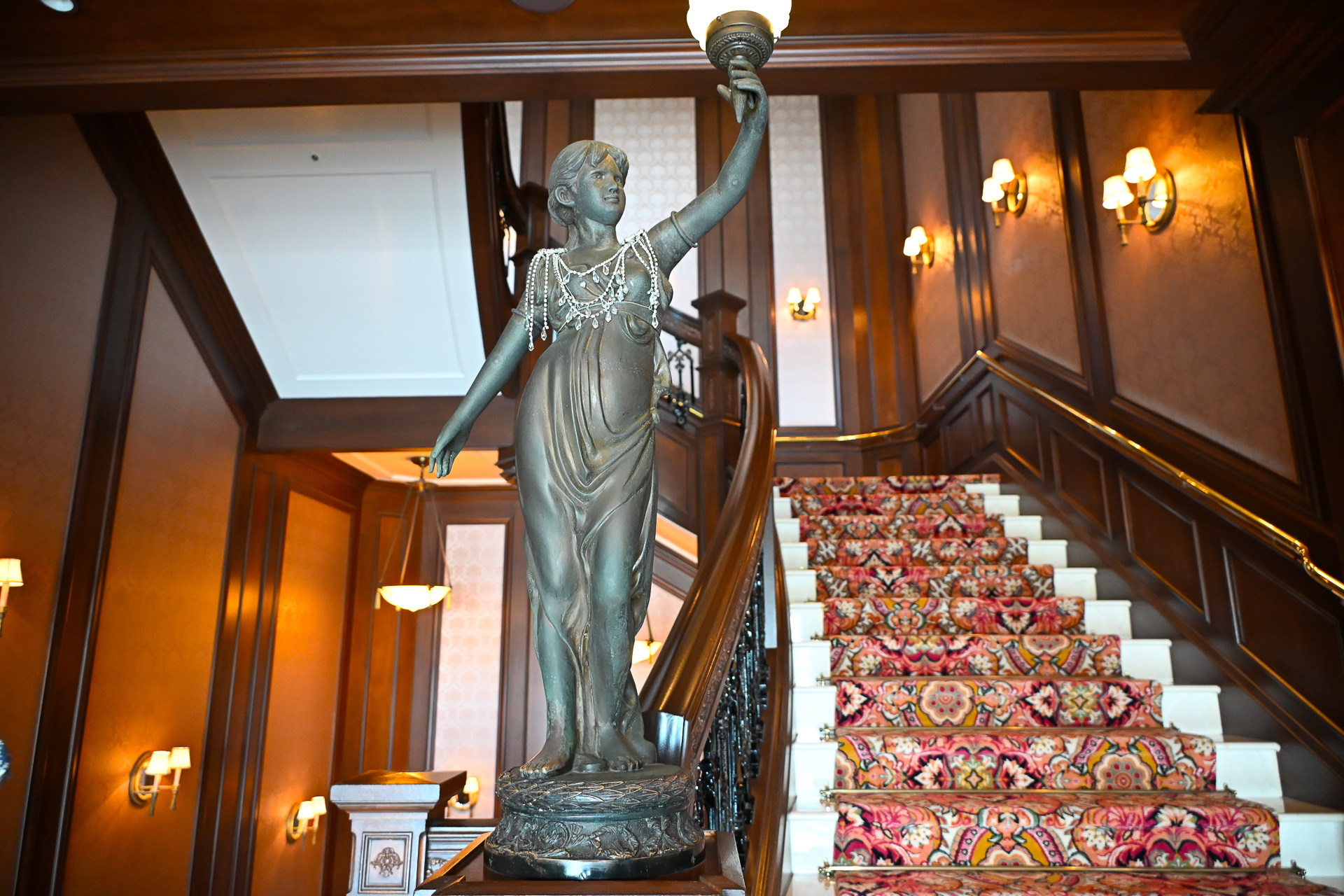 船内の大階段を登ると……