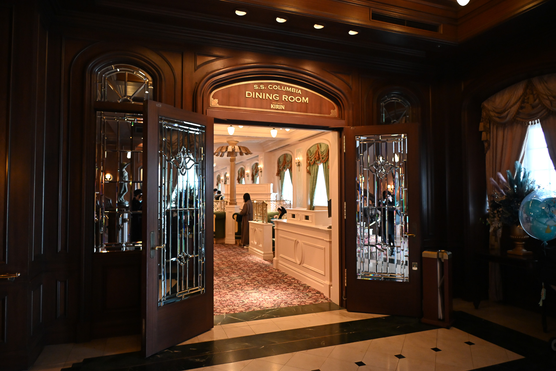 上品なカットガラスのドアの向こうに広がるパーティ会場に到着