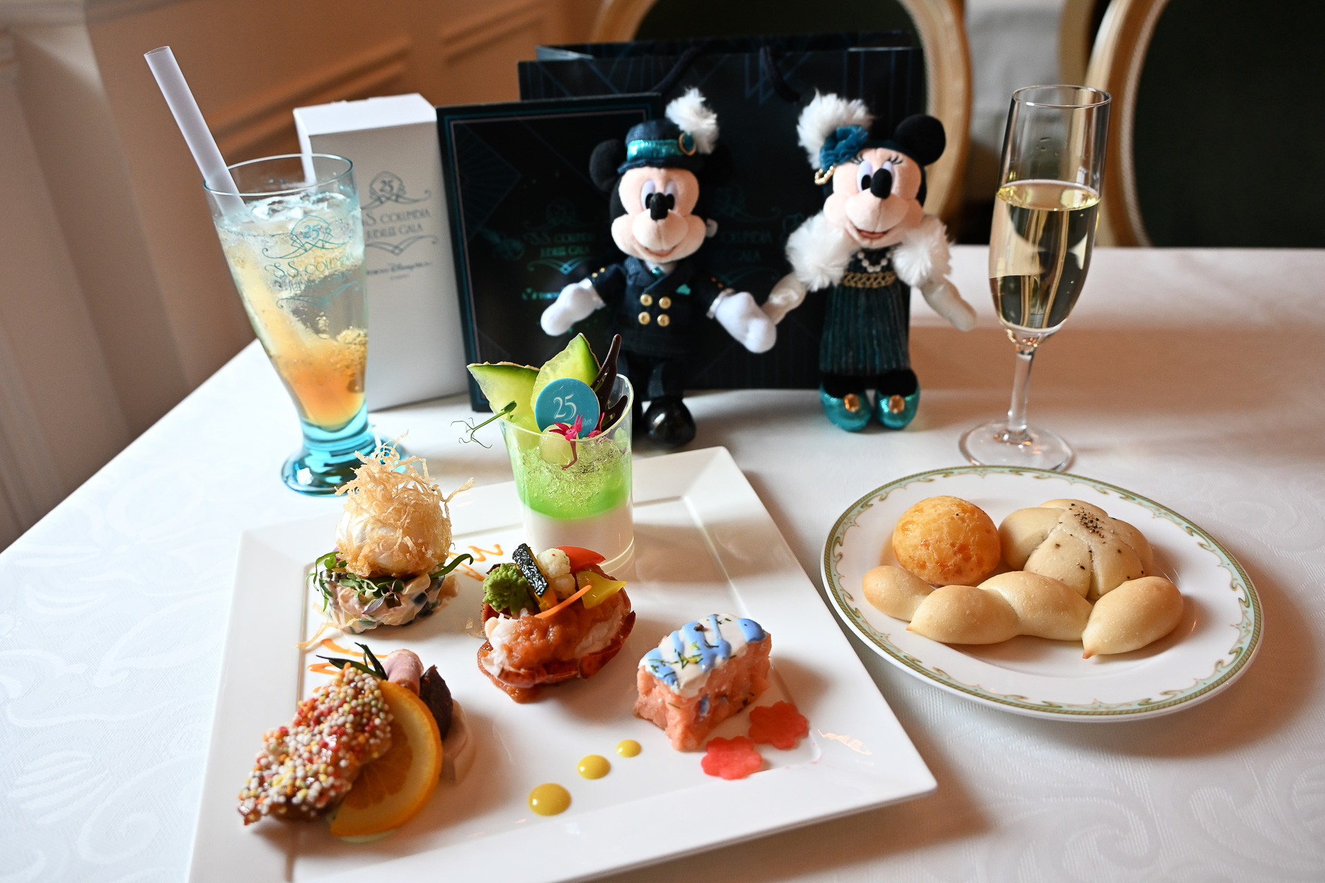 提供されるスペシャルメニューとドリンク、そして特典の数々