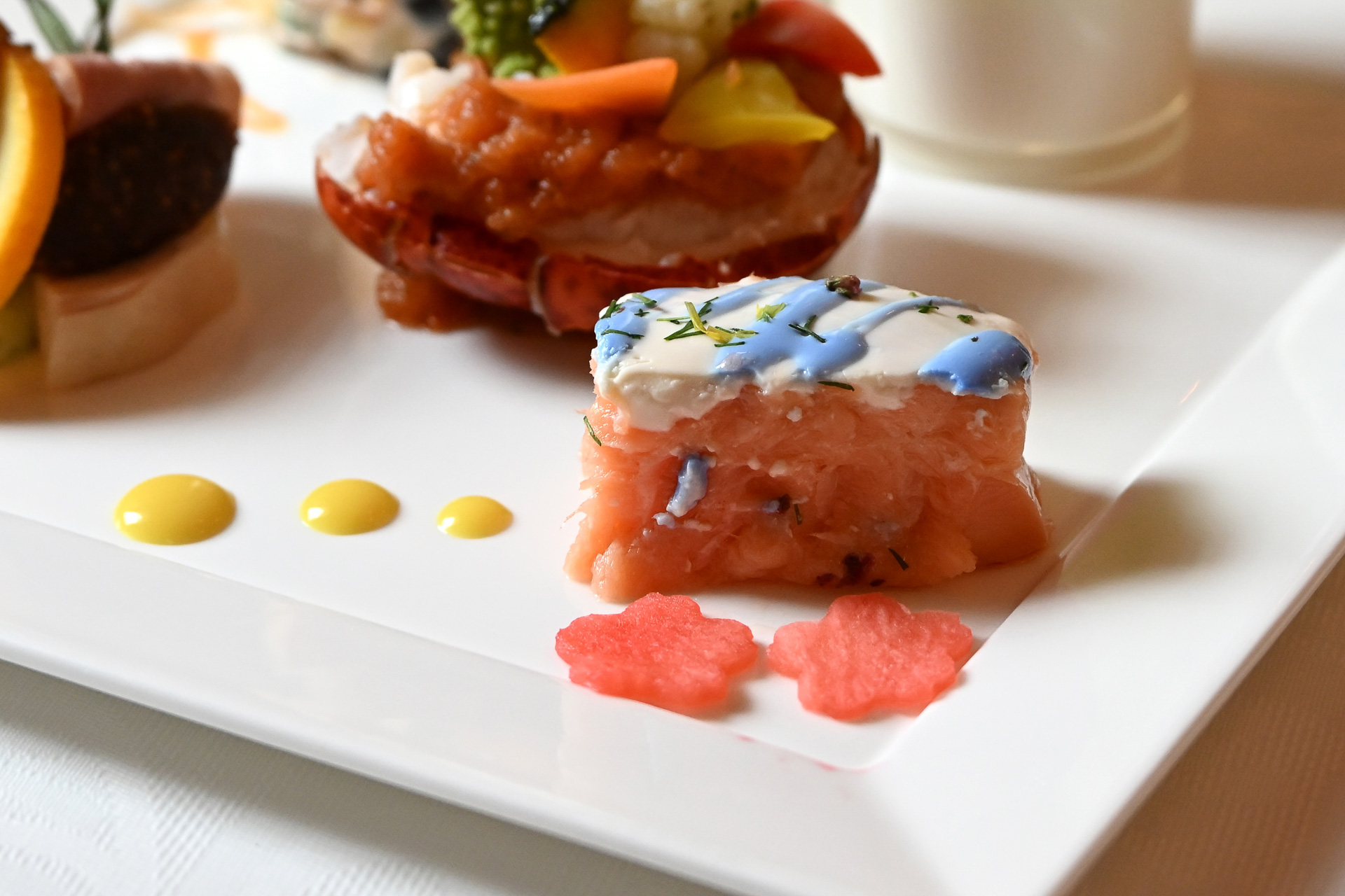 サーモンの低温調理、ジュビリーブルーなデコレーションがポイント
