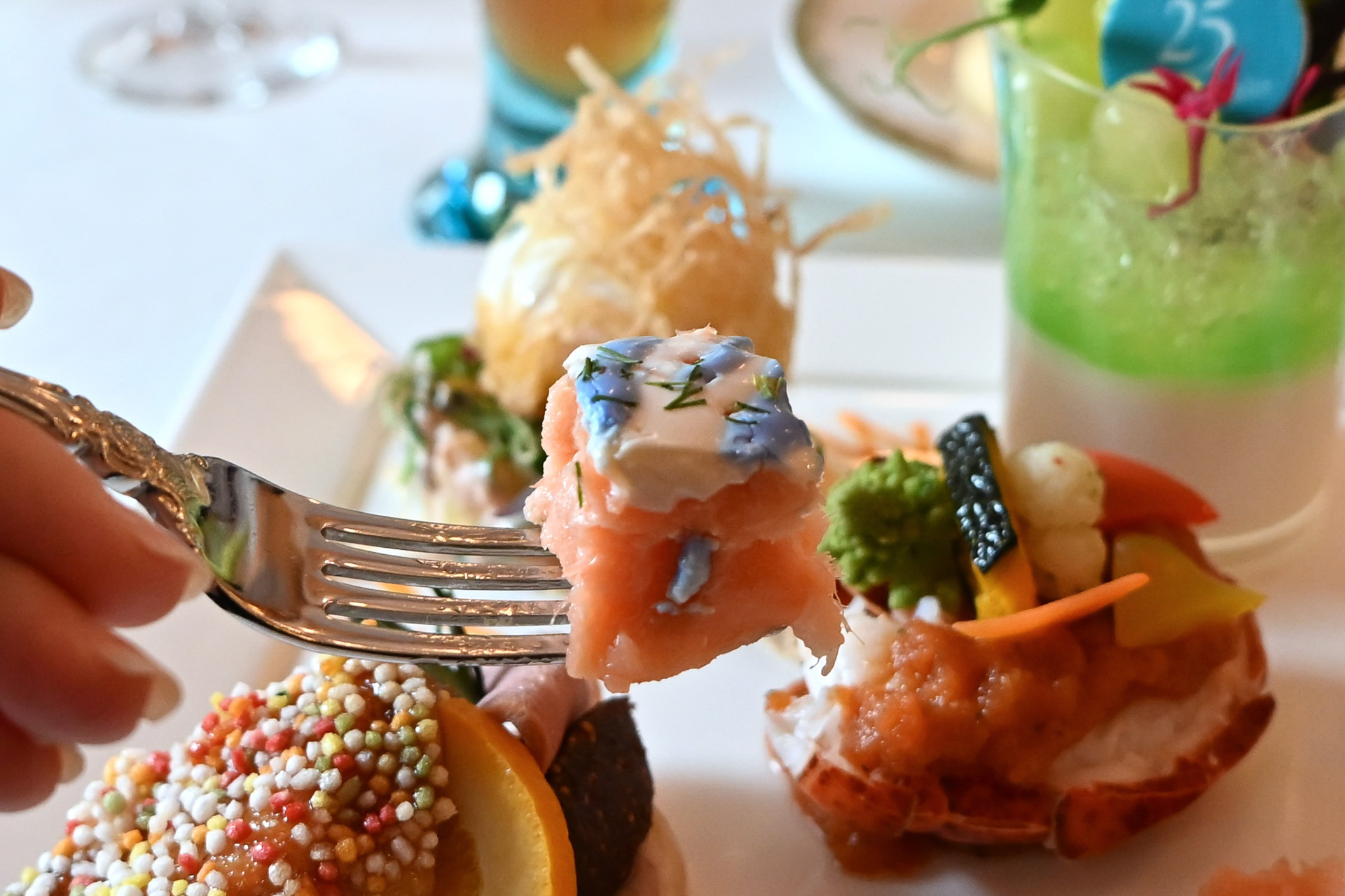 サーモンの低温調理、ジュビリーブルーなデコレーションがポイント
