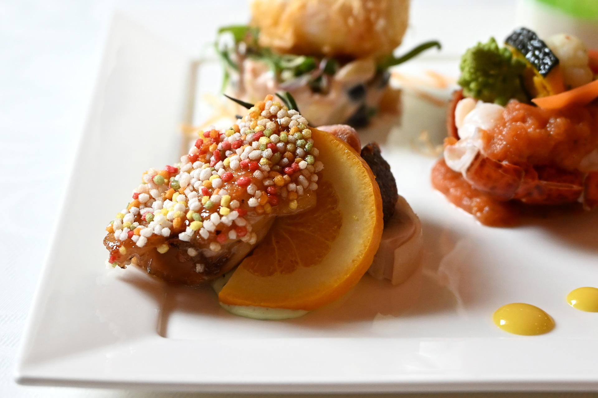 合鴨のオレンジ煮は、さくさくとした食感が楽しい。チキンのガランティーヌ（ポーク、白レバー、ピスタチオ）も柔らかなお肉が絶品