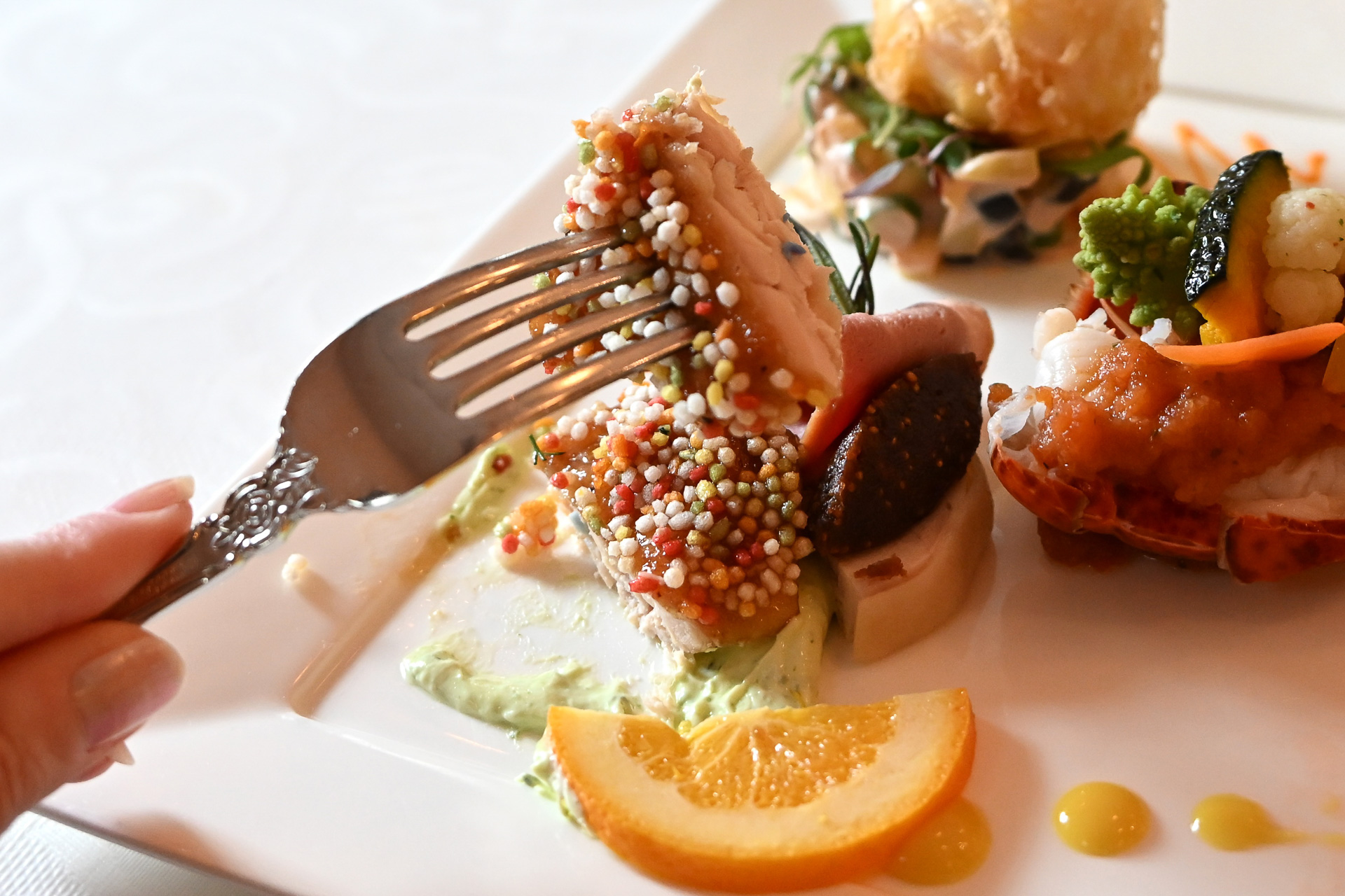 合鴨のオレンジ煮は、さくさくとした食感が楽しい。チキンのガランティーヌ（ポーク、白レバー、ピスタチオ）も柔らかなお肉が絶品